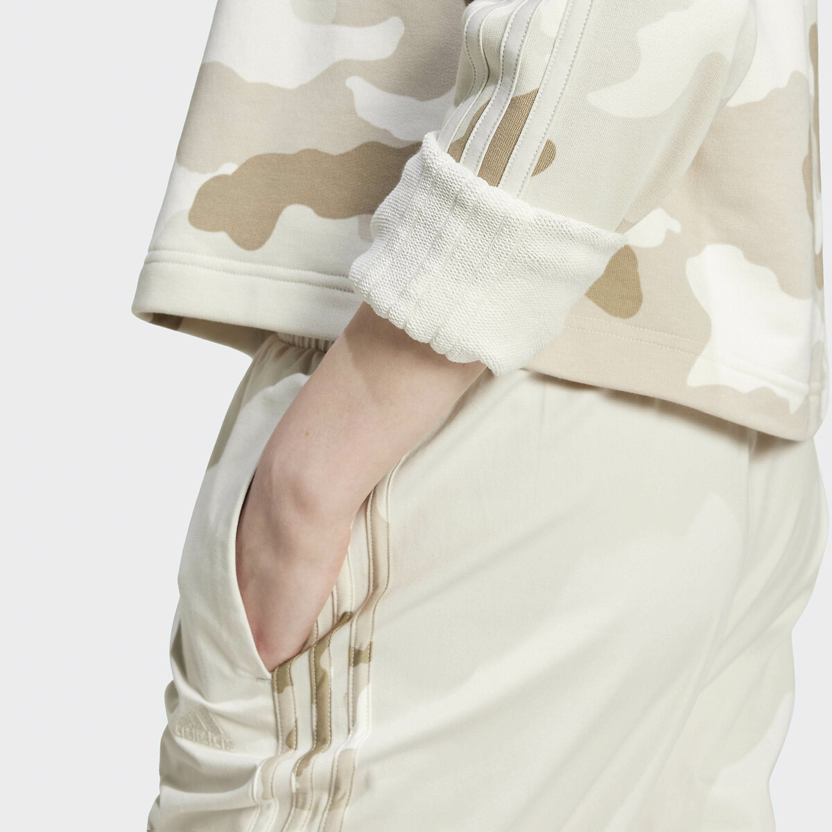 ADIDAS ROUPAS ESPORTIVAS<br>Suéter cropped Essentials 3 listras