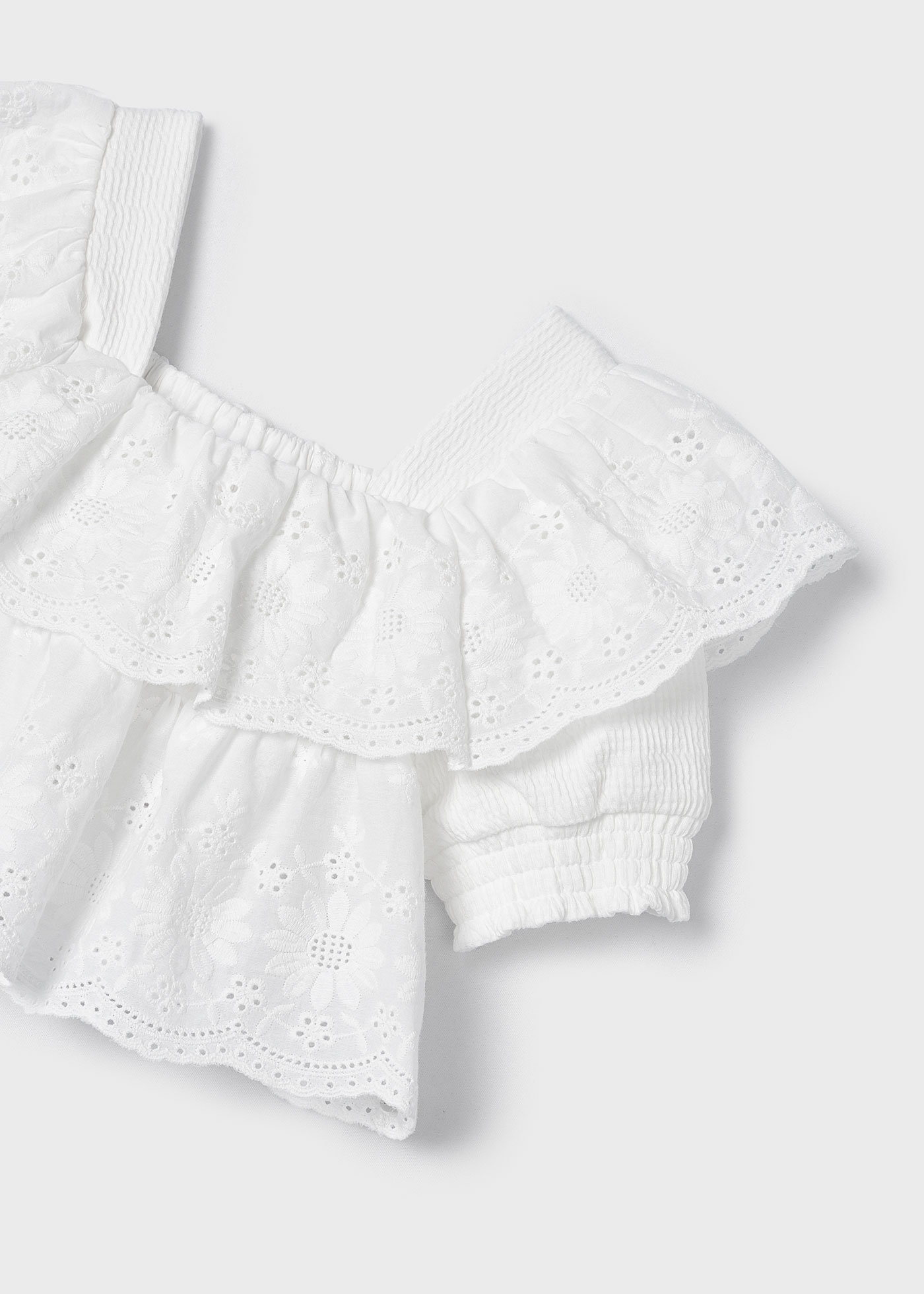 Blusa rosa claro para menina com babados e bordados.