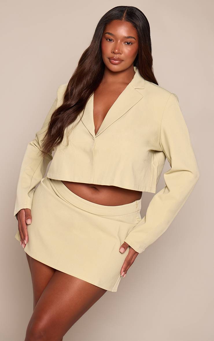 Vert Sauge Blazer Court Boxy Ajusté Avec Détail Nœud En Tissu Tissé Grande Taille