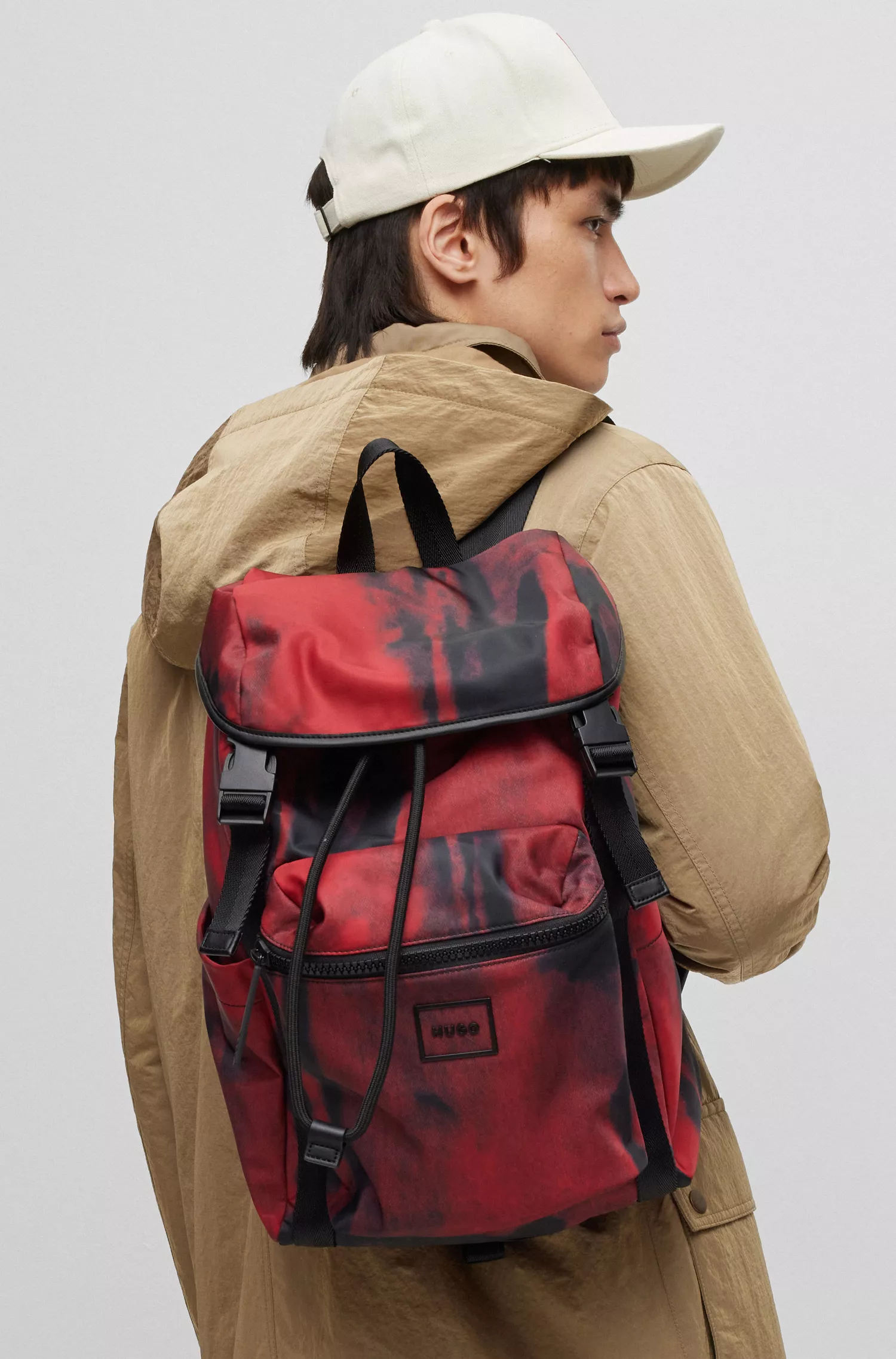 Mochila HUGO vermelha em material reciclado com estampa sazonal.