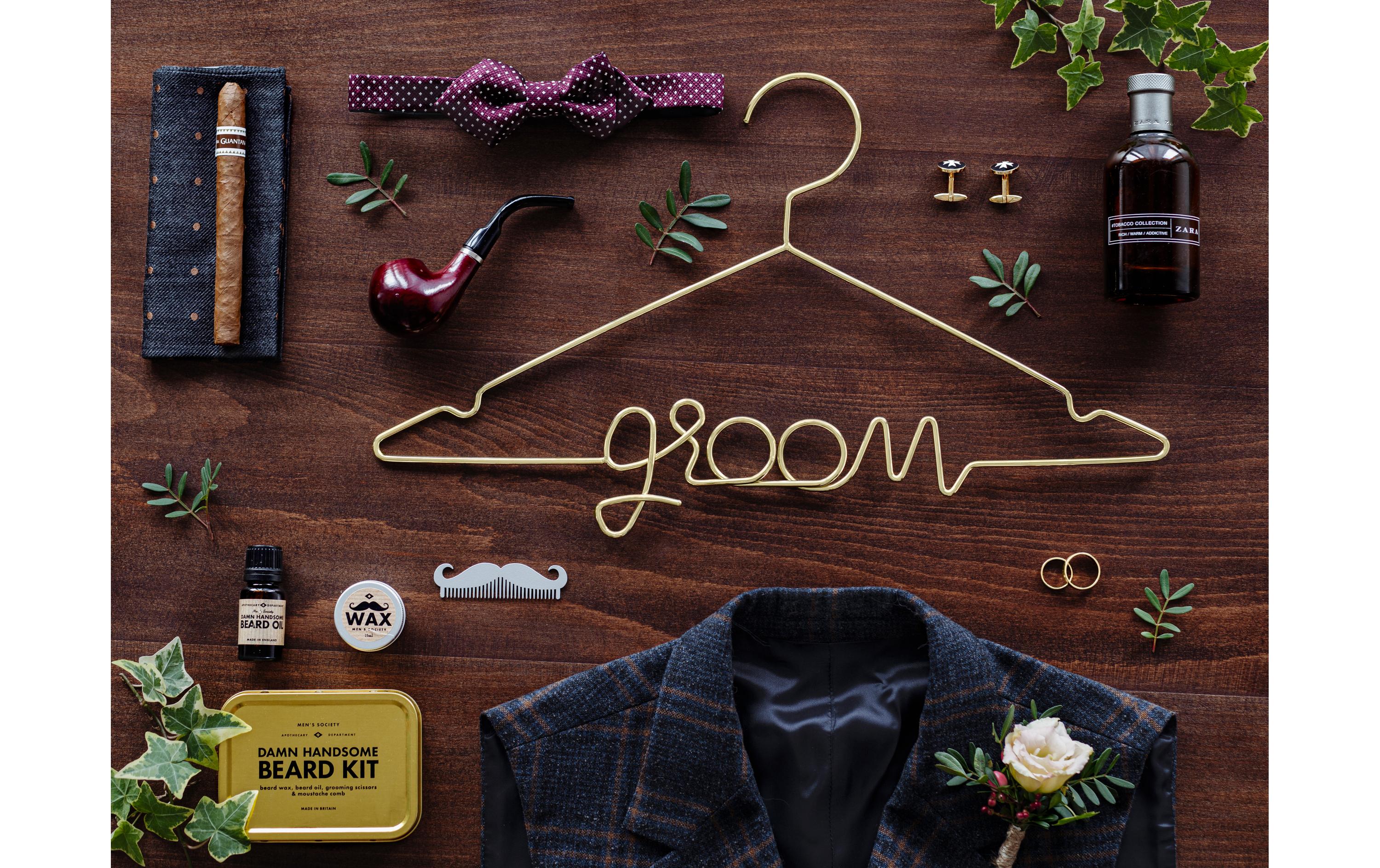 Hochzeitsaccessoire Kleiderbügel Groom 45 x 27 cm, GoldBügel zum Aufhängen vom schönen Anzug passend zum Hochzeitskleid