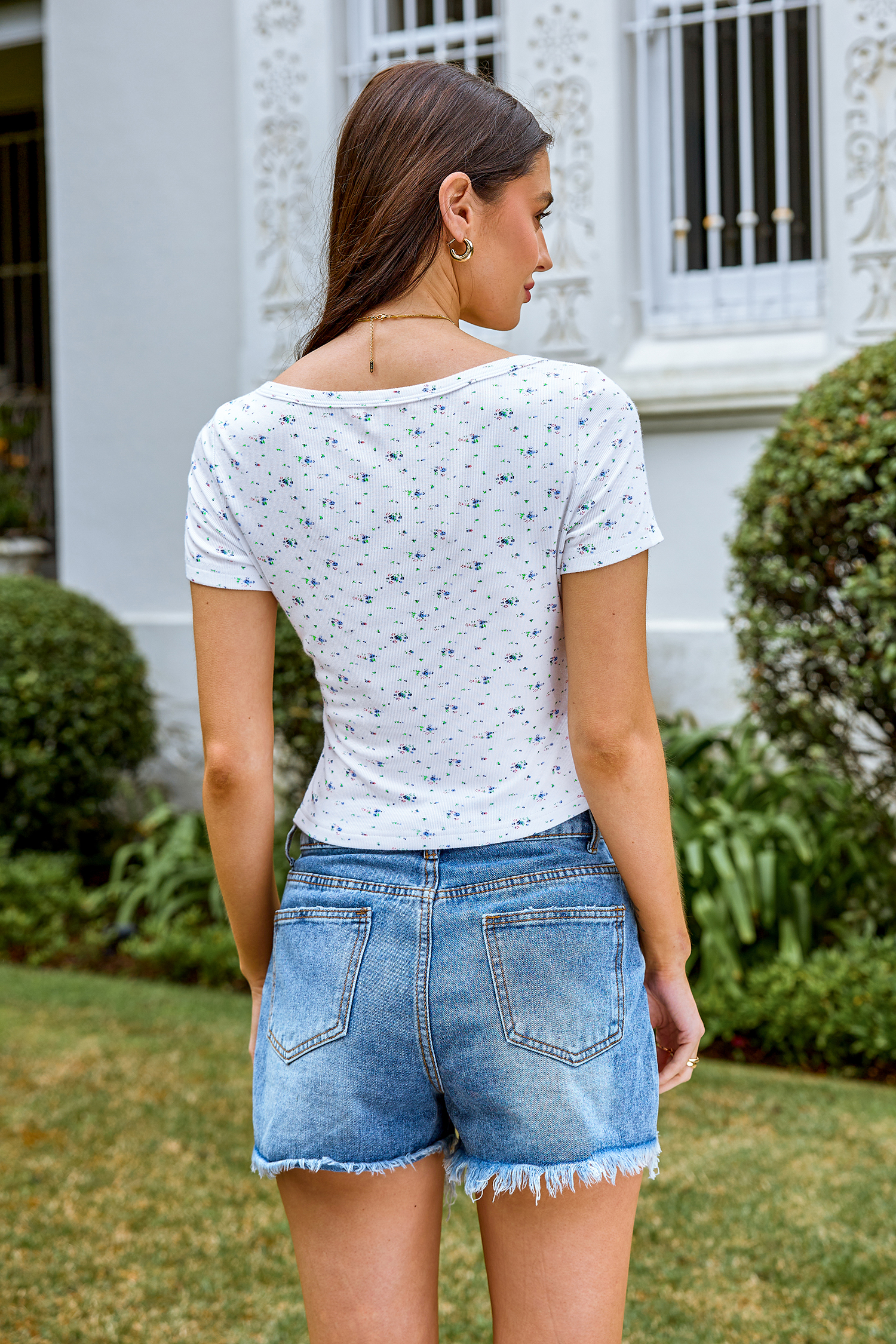 T-shirt henley à manches courtes et fleurs