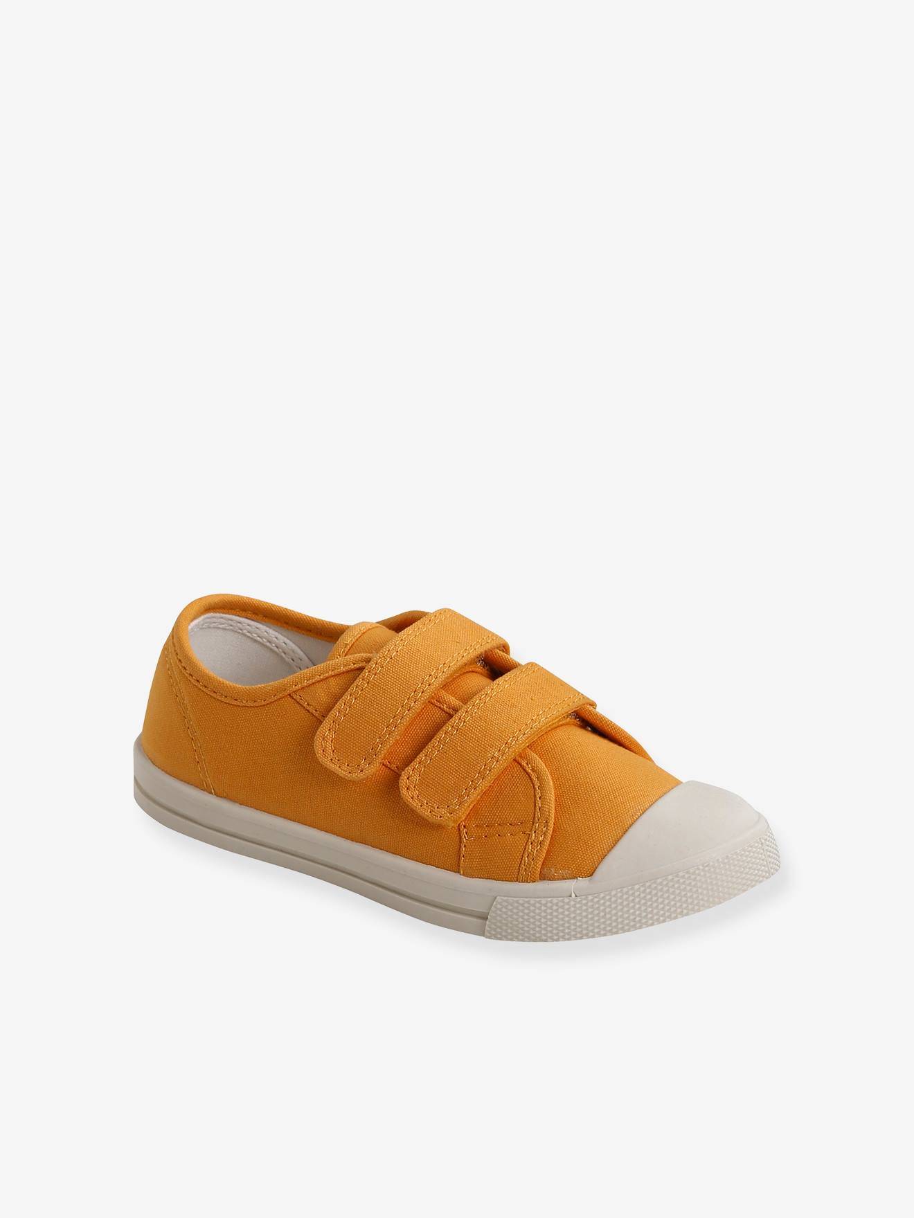 Tênis infantil de lona com fecho de velcro, cor mostarda.