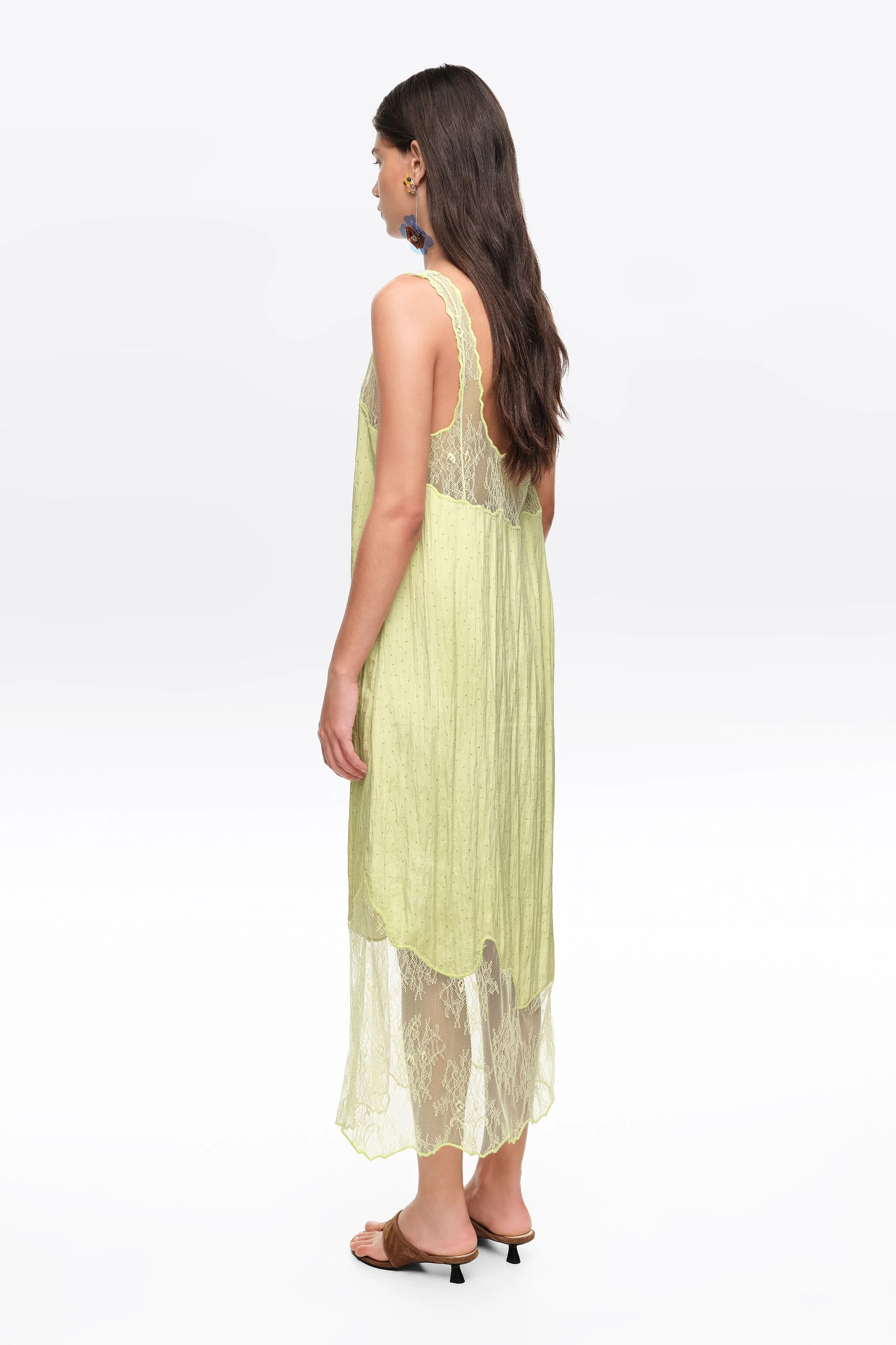 Vestido curto verde-oliva com alças de renda e bolinhas