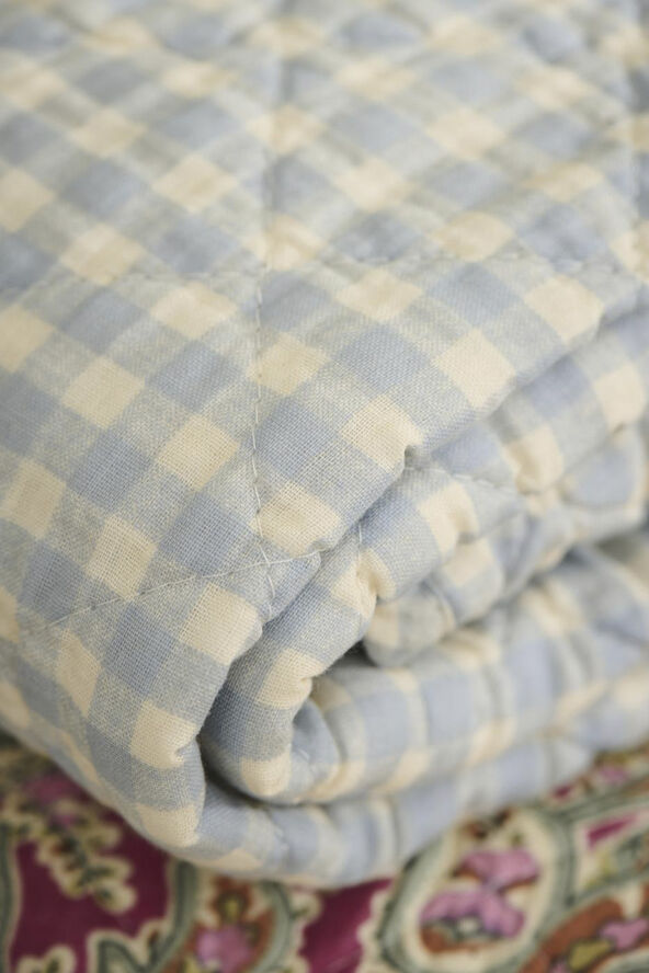 Ib Laursen Quilt lyseblå m/naturfarvede små tern Lyseblå