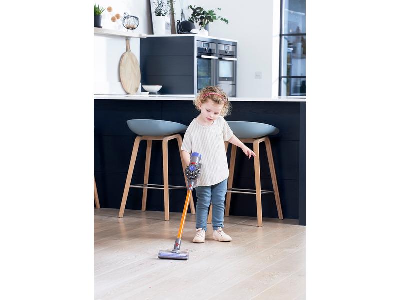 Casdon Reinigungs-Spielzeug Dyson Staubsauger V8 Cord Free Kabelloser Kinderstaubsauger mit richtiger Saugfunktion und realistischen Soundeffekten