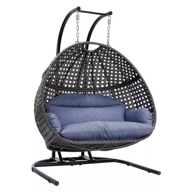 Cadeira de balanço de vime para pátio com suporte e capa de chuva incluída.
