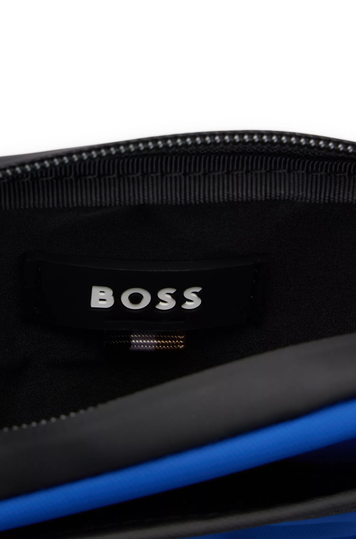 Bolsa para repórter BOSS em material revestido preto com detalhe do logotipo