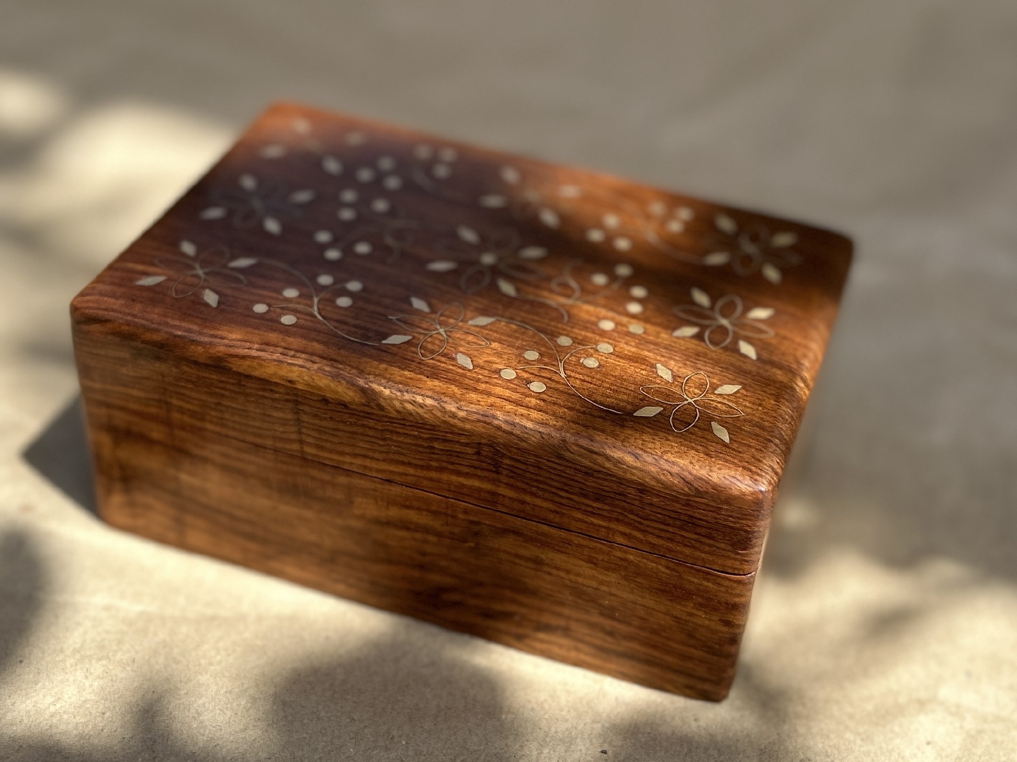 Holz-Schatulle mit Messingintarsien, braun, gold, B 15 cm, L 10 cm, H 6,5 cm von fischer's lagerhaus