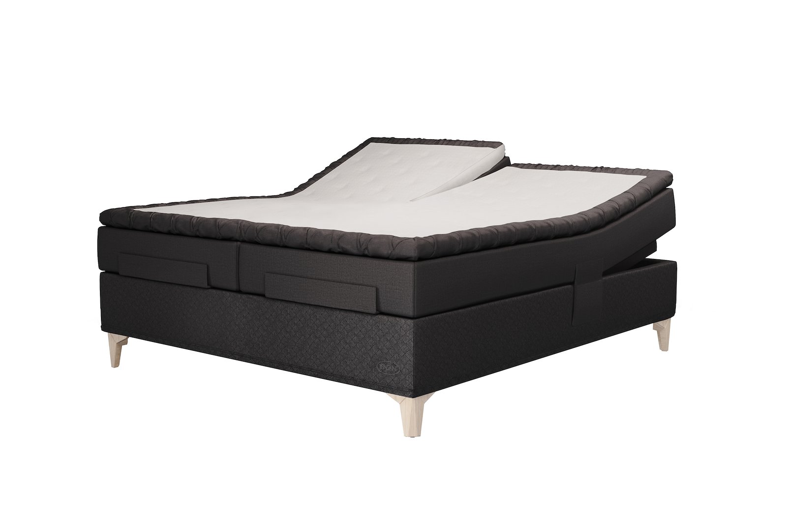 Majestic Aqtive II regulerbar seng 210x210 cm i tekstil 198/208 antrasitt med medium/medium fasthet, seamless utførelse. Majestic Split topper overmadrass og Eicon ben 14 cm hvitlasert med støtteben. Uten hodegavl