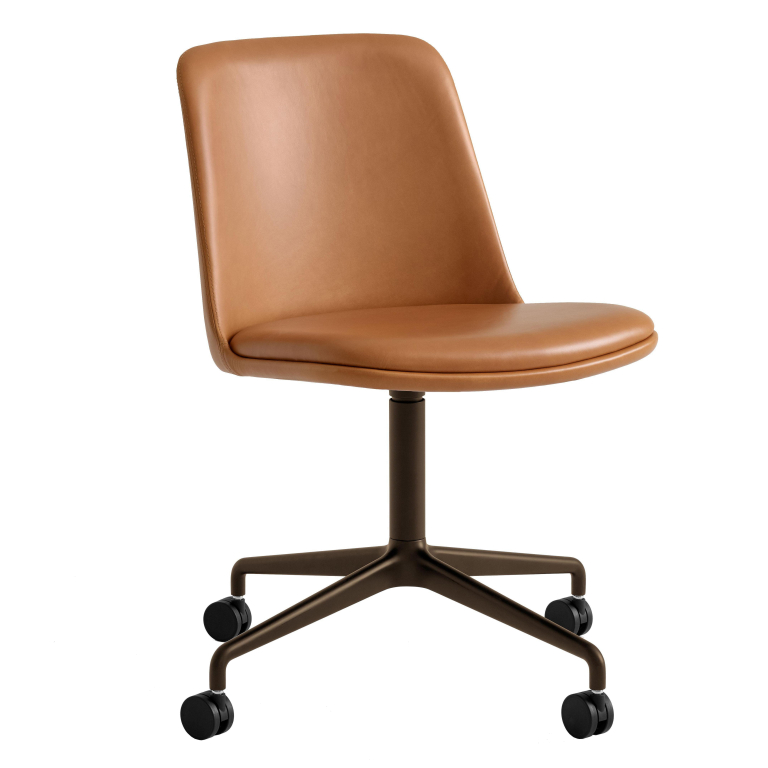 &tradition Rely HW24 gestoffeerde bureaustoel Cognac Silk Leather
