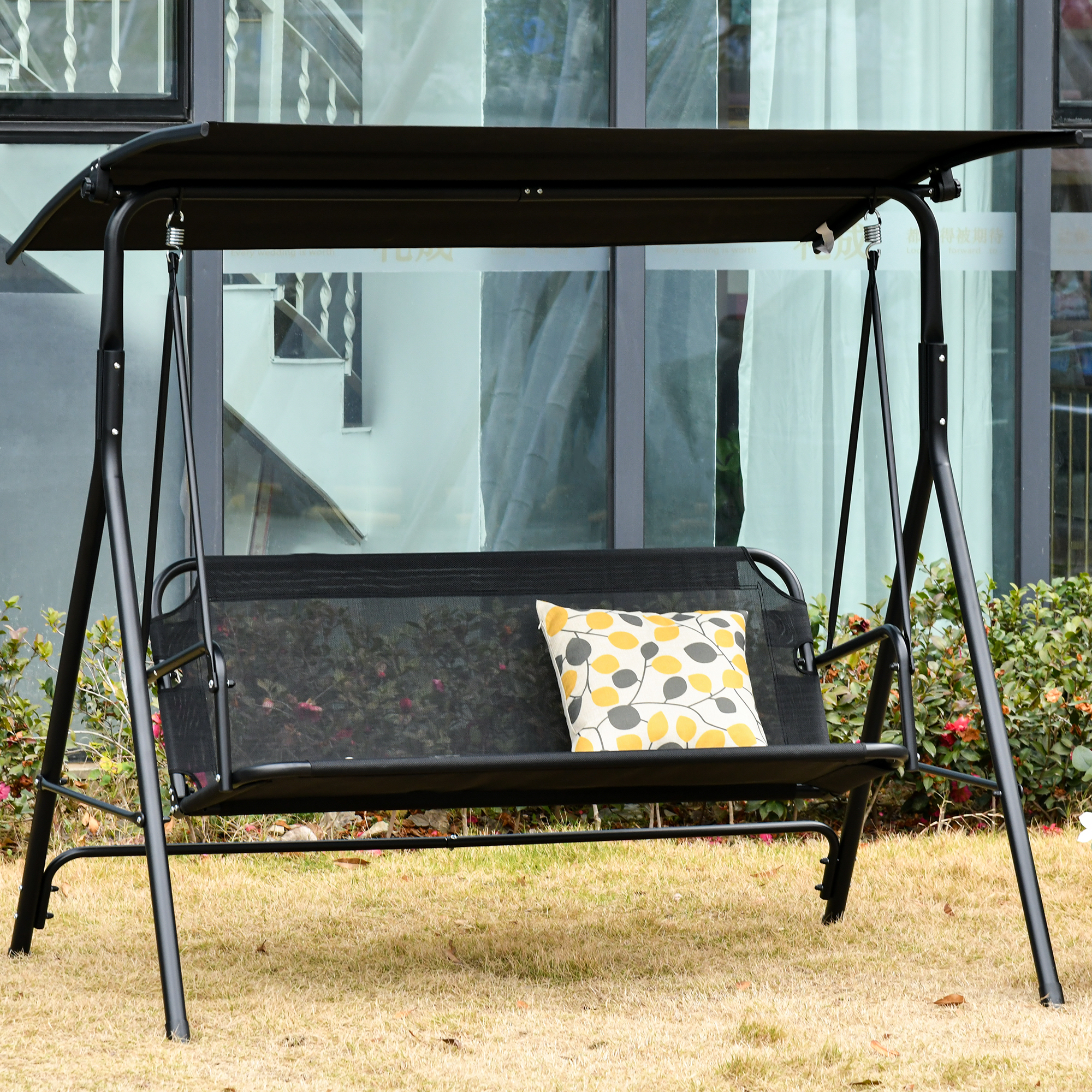 Cadeira de balanço de jardim Outsunny para 2 pessoas com cobertura ajustável em ângulo, ideal para pátio, varanda e uso externo. Capacidade de carga de 200 kg, dimensões: 172 x 110 x 155 cm, cor preta.