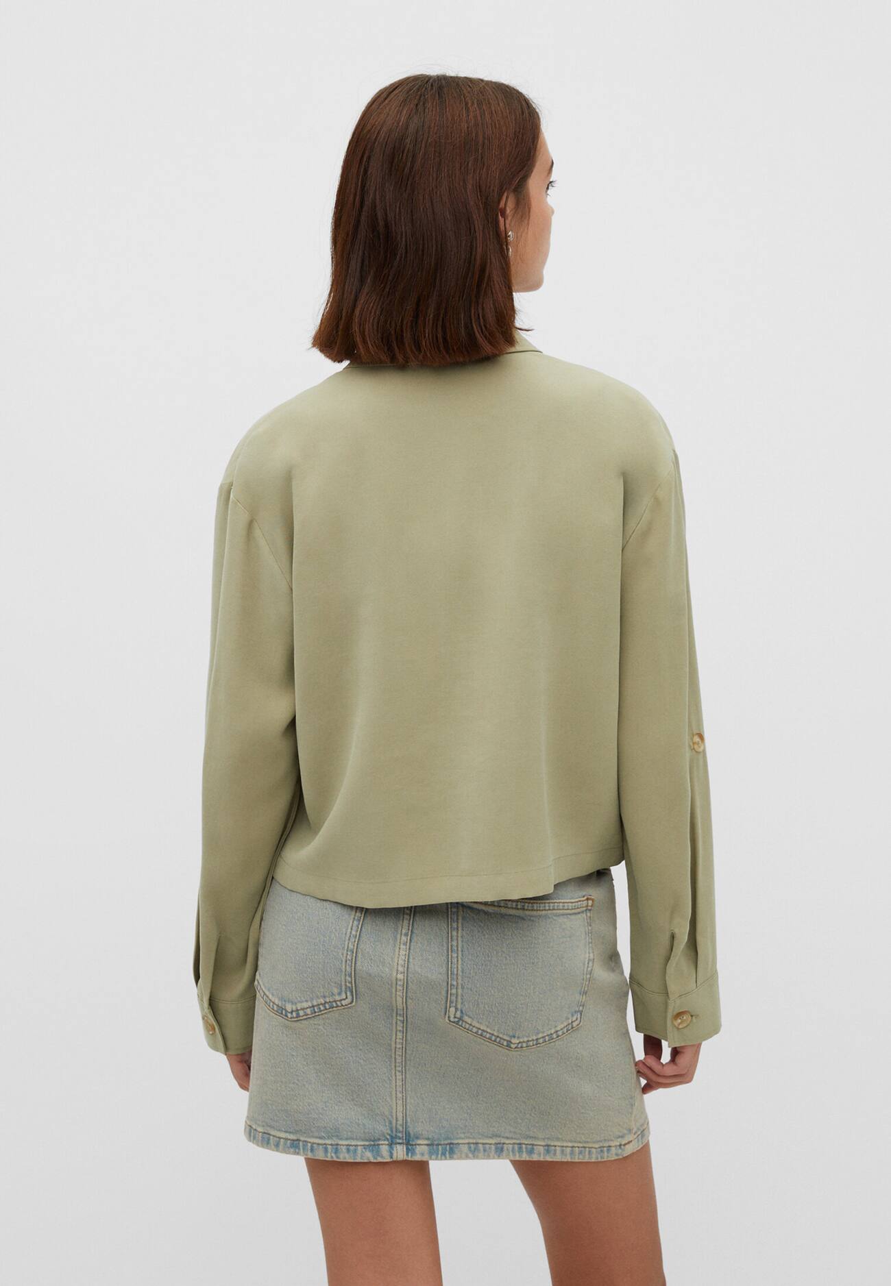 Blusa cropped fluida com bolso.