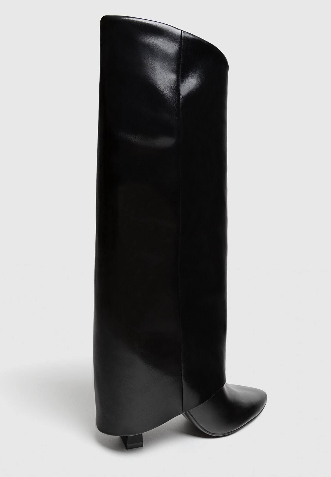 Botas pretas de salto alto