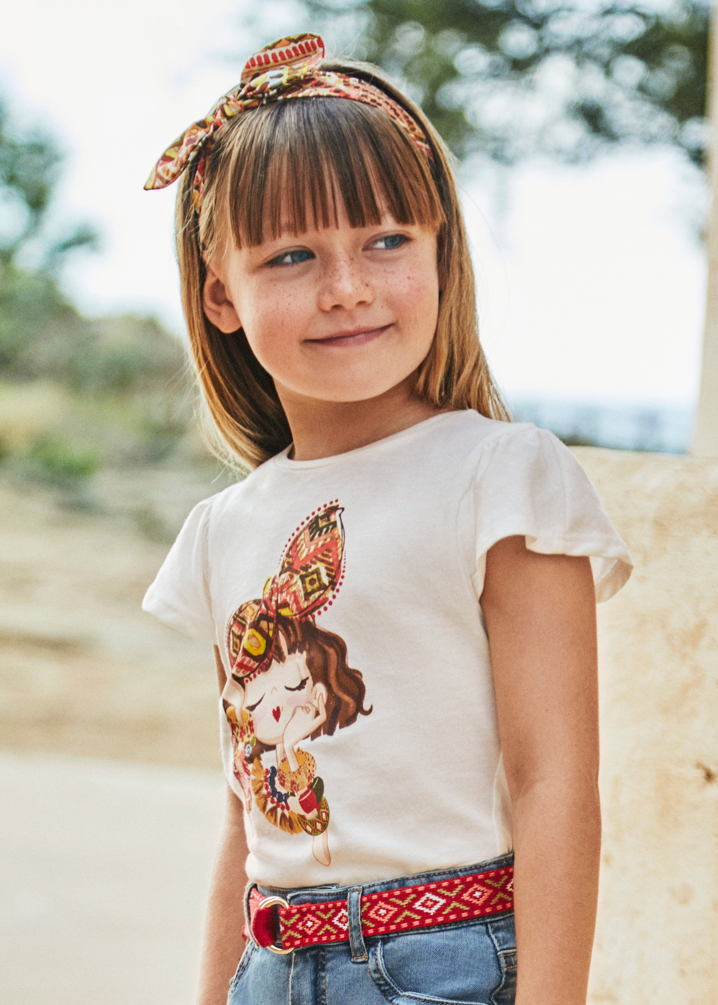 Camiseta infantil Better Cotton com faixa de cabelo
