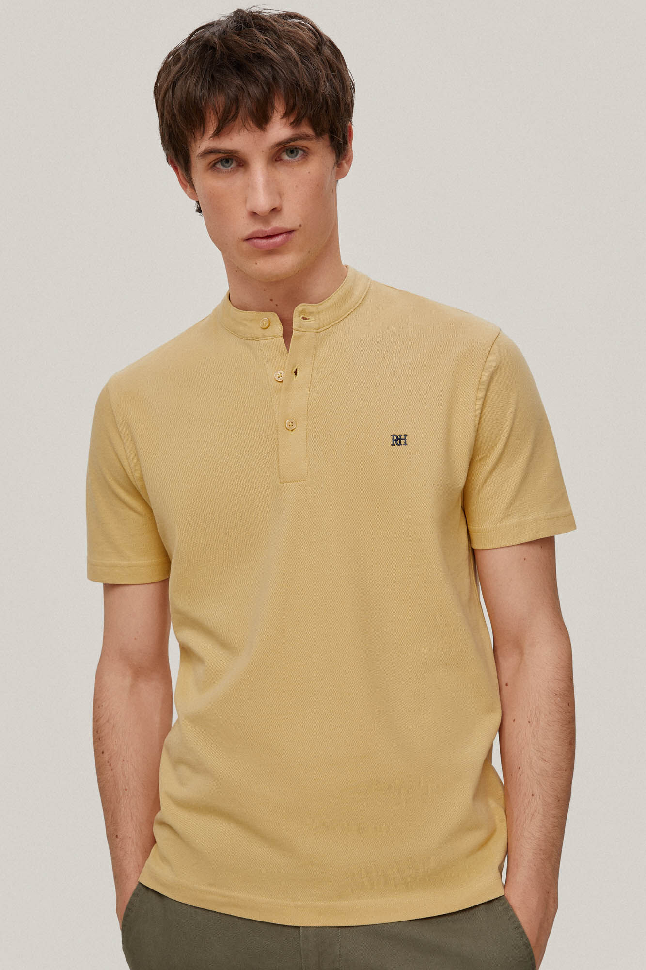 Camisa polo com gola mandarim - Amarela