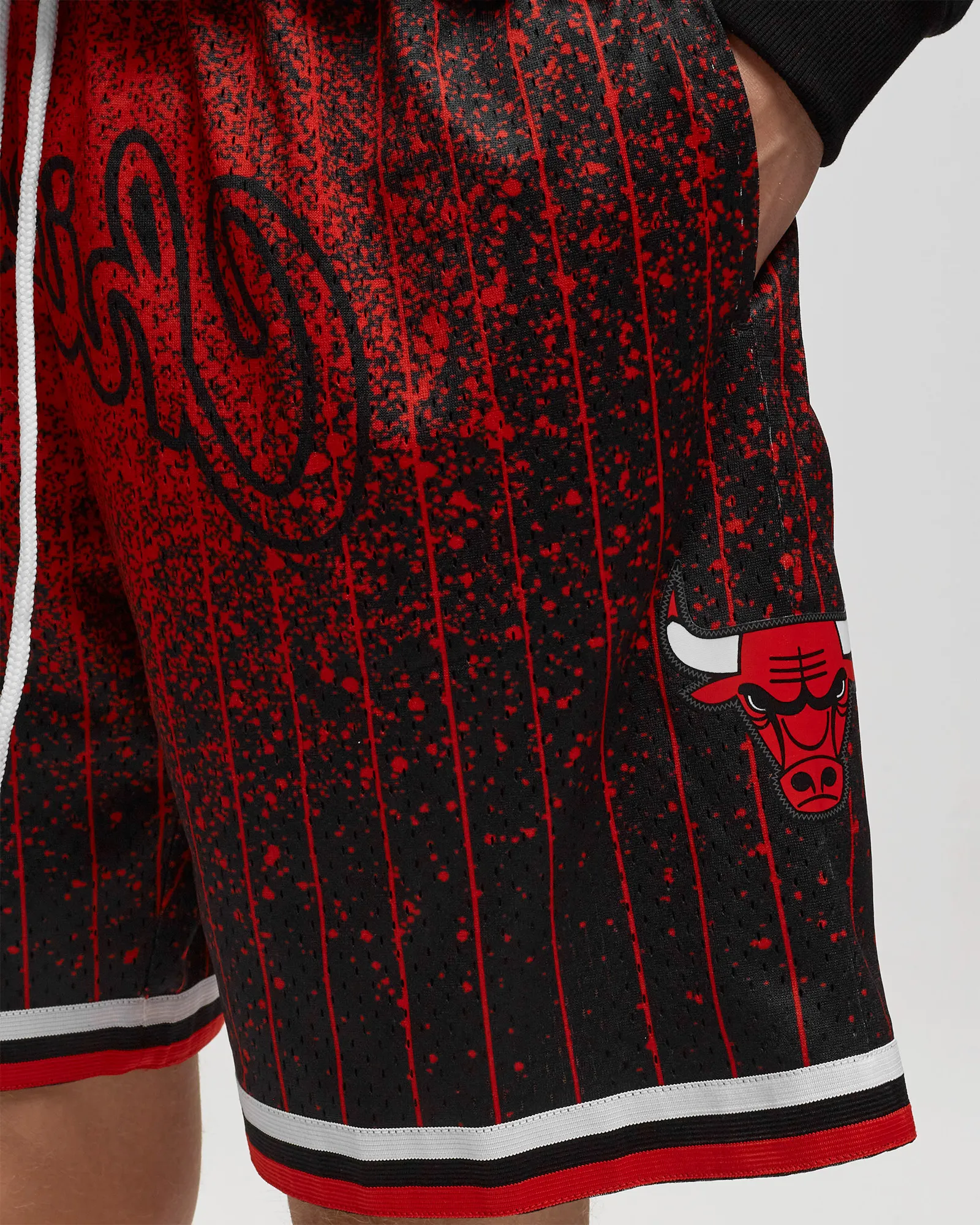 Mitchell & Ness NBA RE-TAKE GRADIENT SWINGMAN SHORT BULLS 1995
