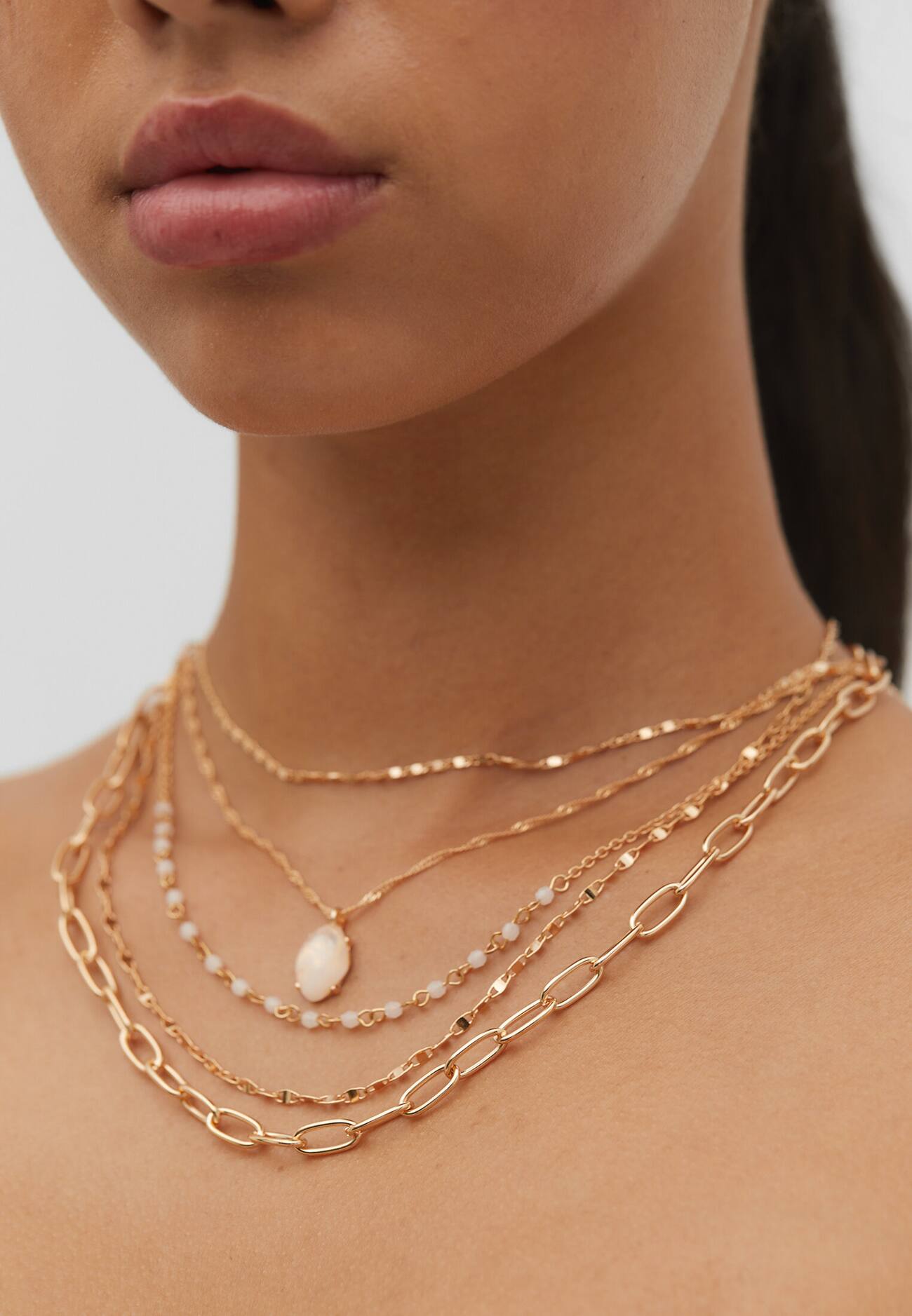 Conjunto de 5 colares com pingentes de pedra rosa