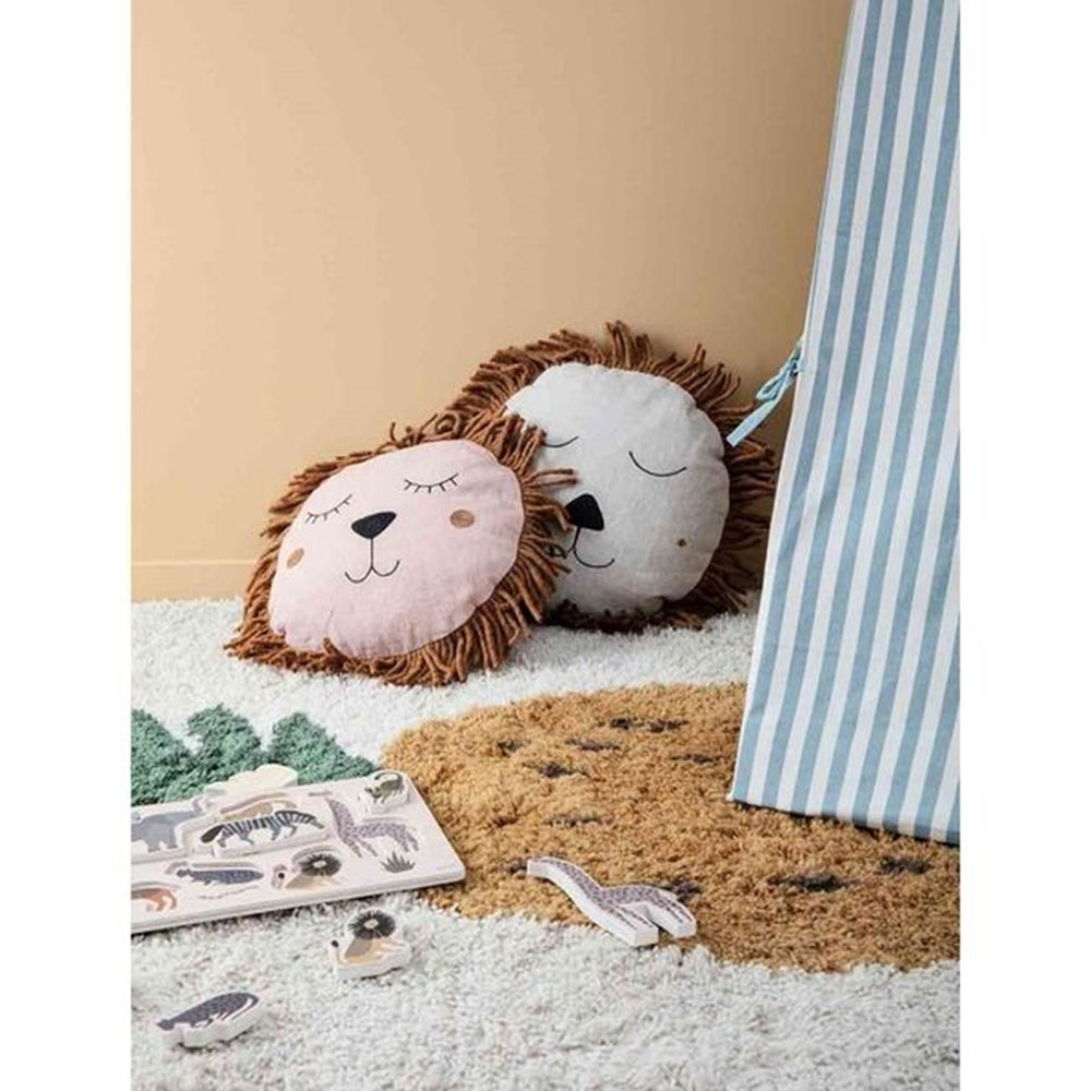 Safari Lion Cushion Dusty Rose - Ferm Living | Luksusbaby