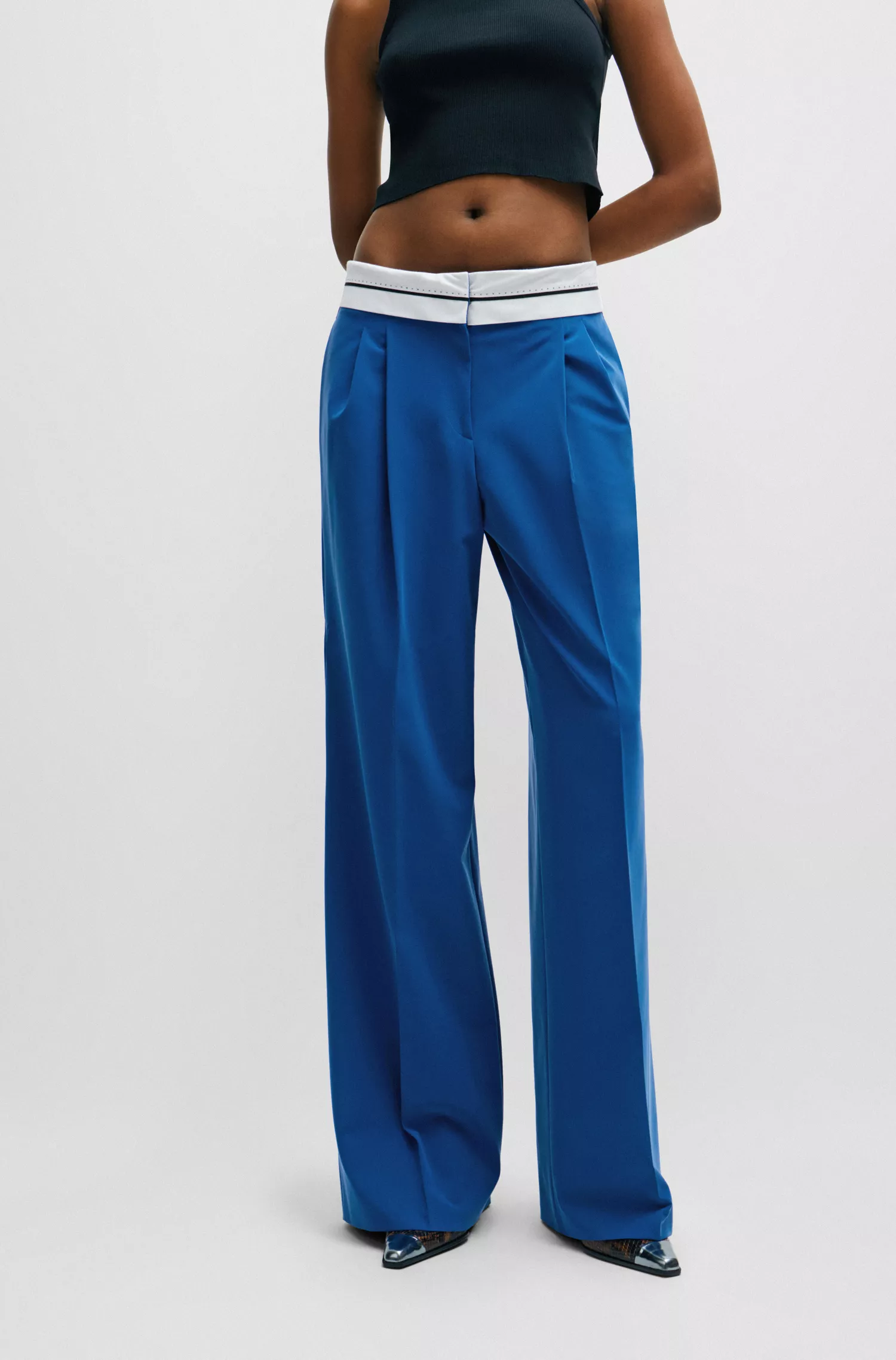 Calça HUGO vermelha - Corte relaxado com detalhe de cós invertido
