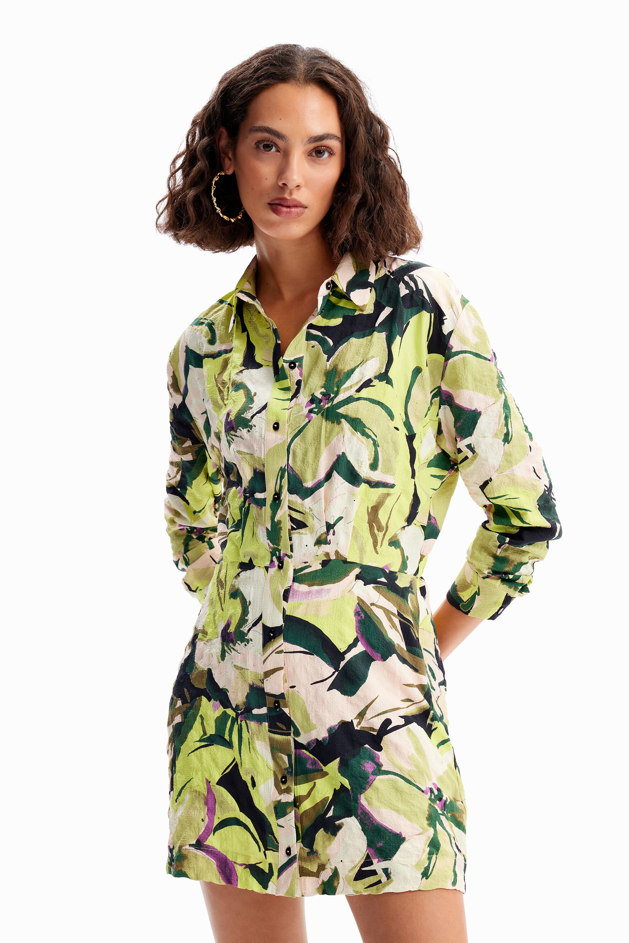 Vestido curto floral tipo camisa