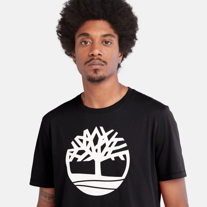 Camiseta masculina preta com o logotipo da árvore do rio Kennebec.