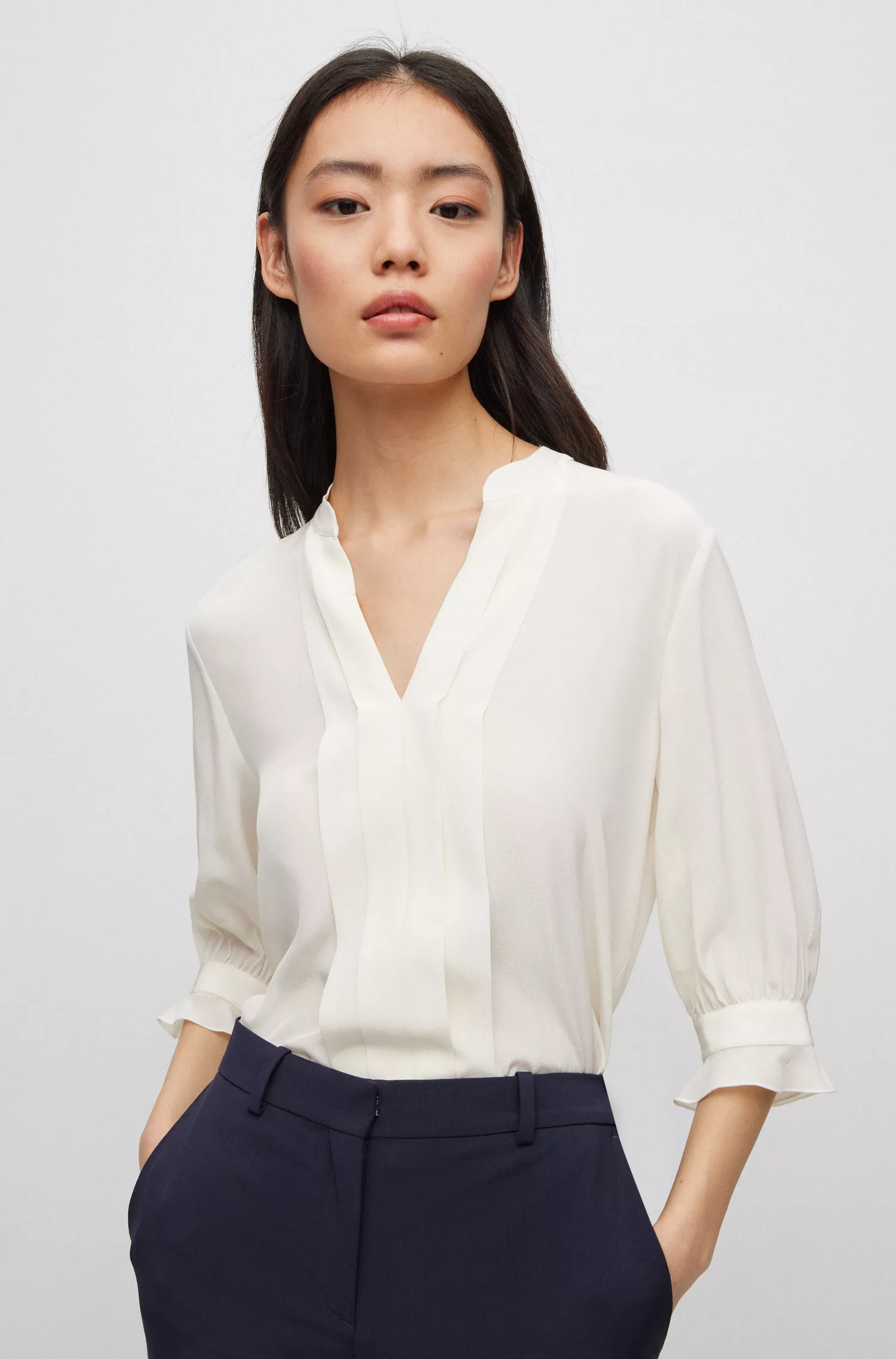 Blusa BOSS preta de corte regular em pura seda com pregas frontais.