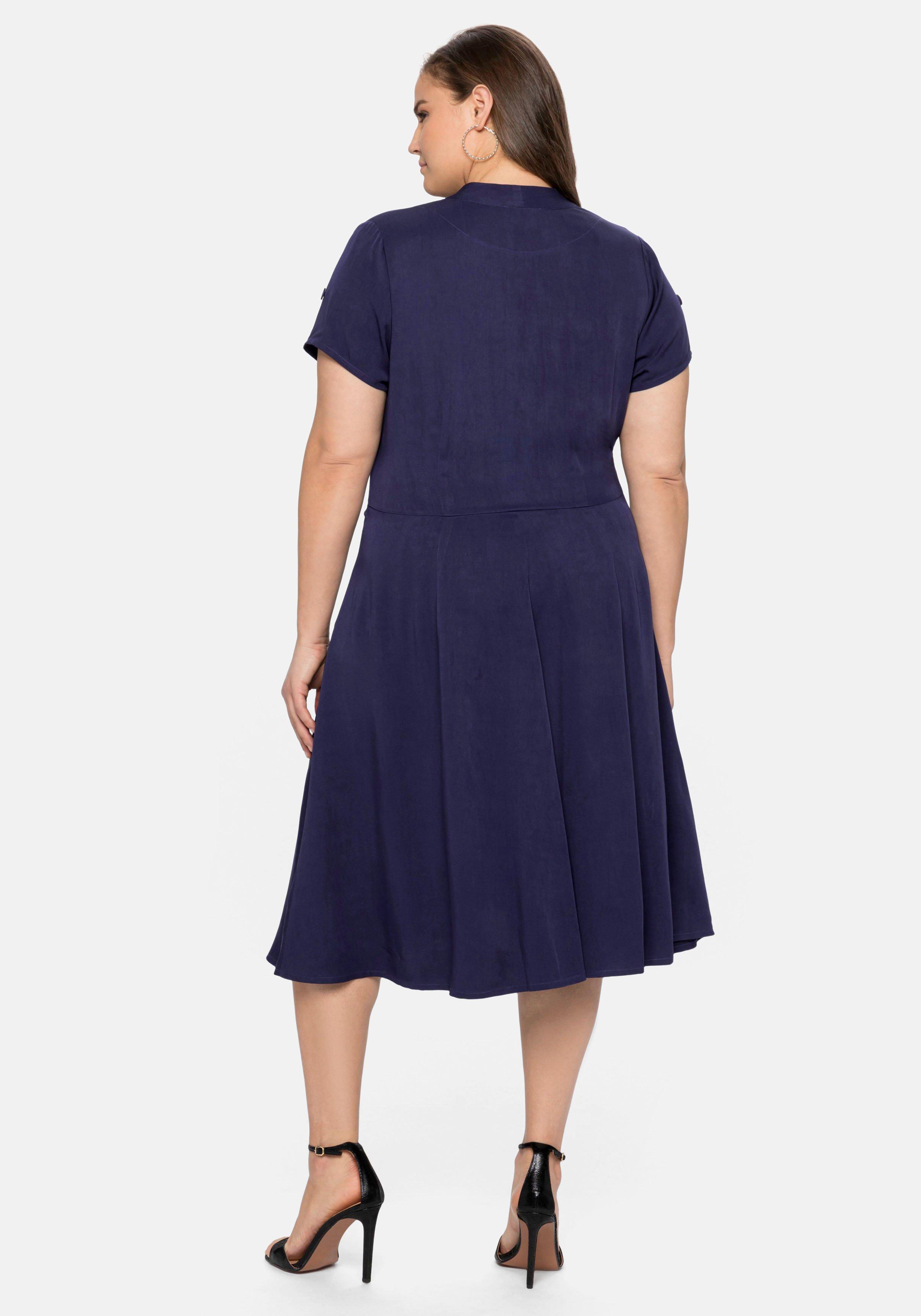 Kleid mit Knopfleiste und weitem Rock