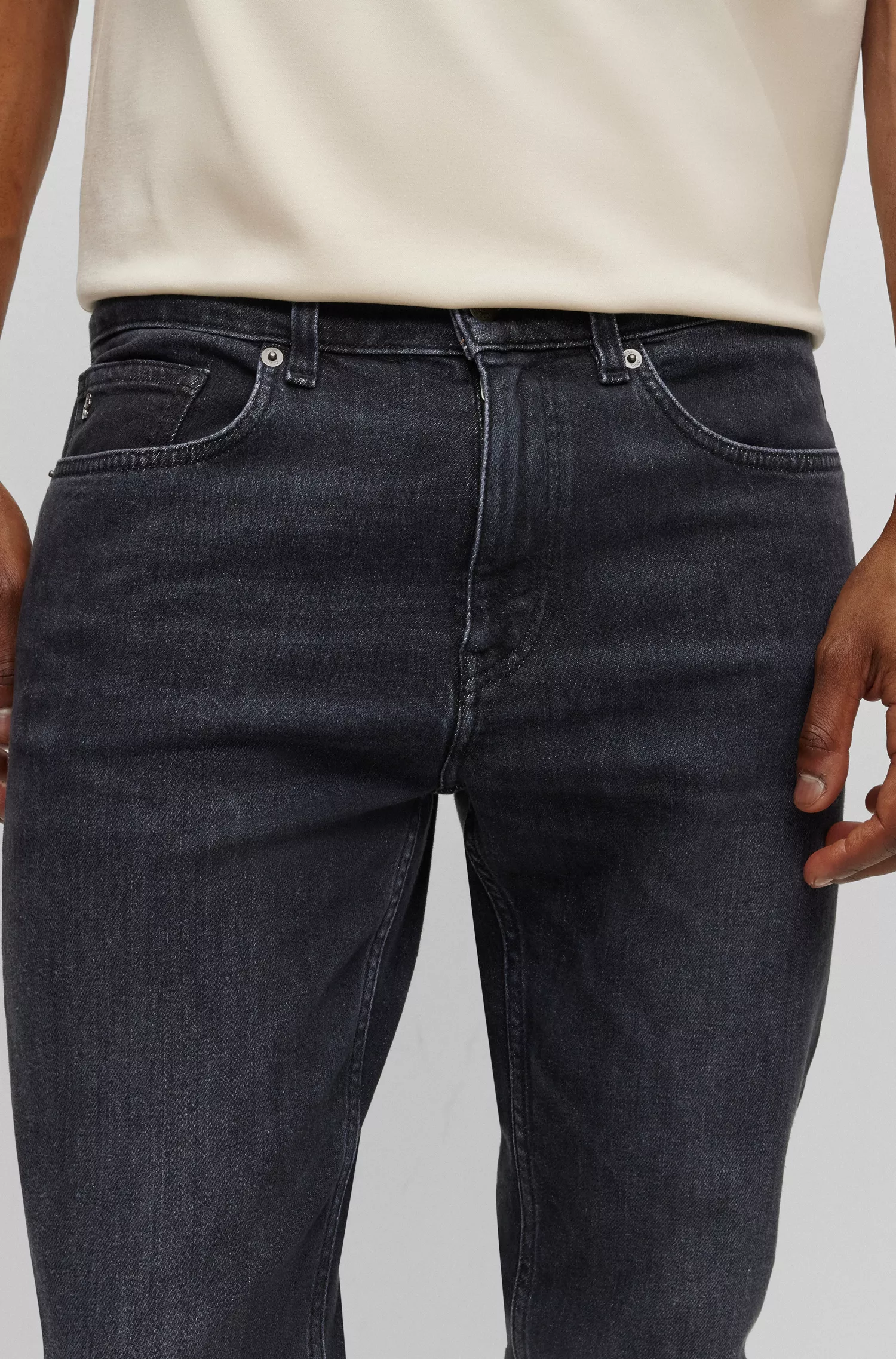 Calça jeans BOSS preta, corte slim, em denim preto lavado com elasticidade confortável.