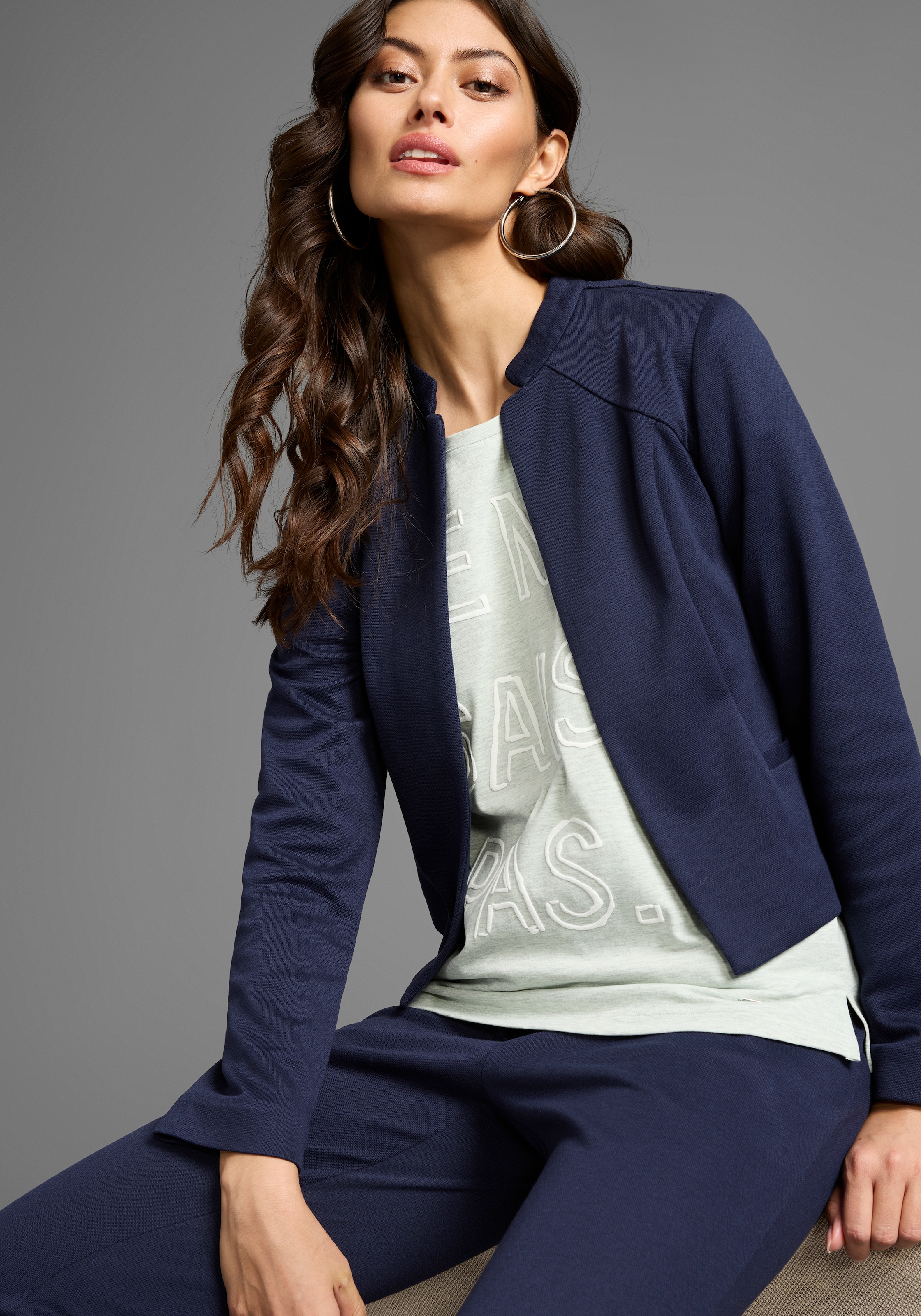 Laura Scott Kurzblazer , im sportiven Look