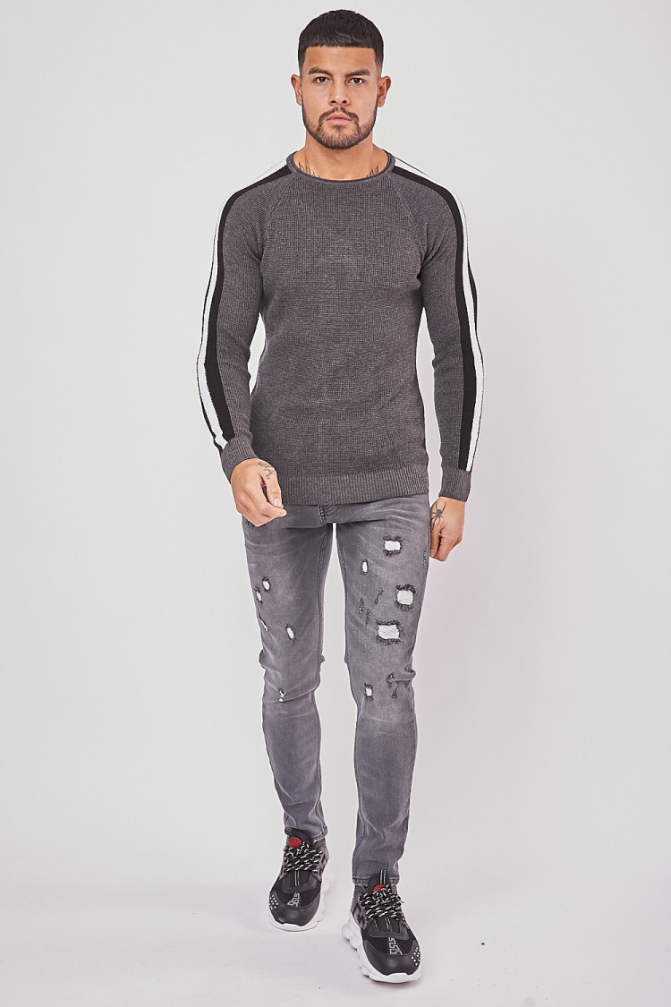 Pull gris foncé à bandes