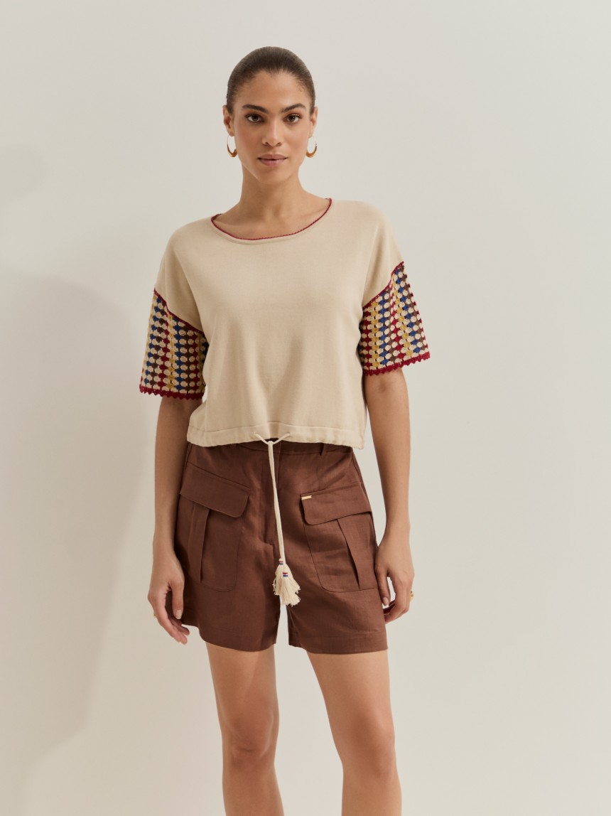 T-shirt com mangas tricotadas