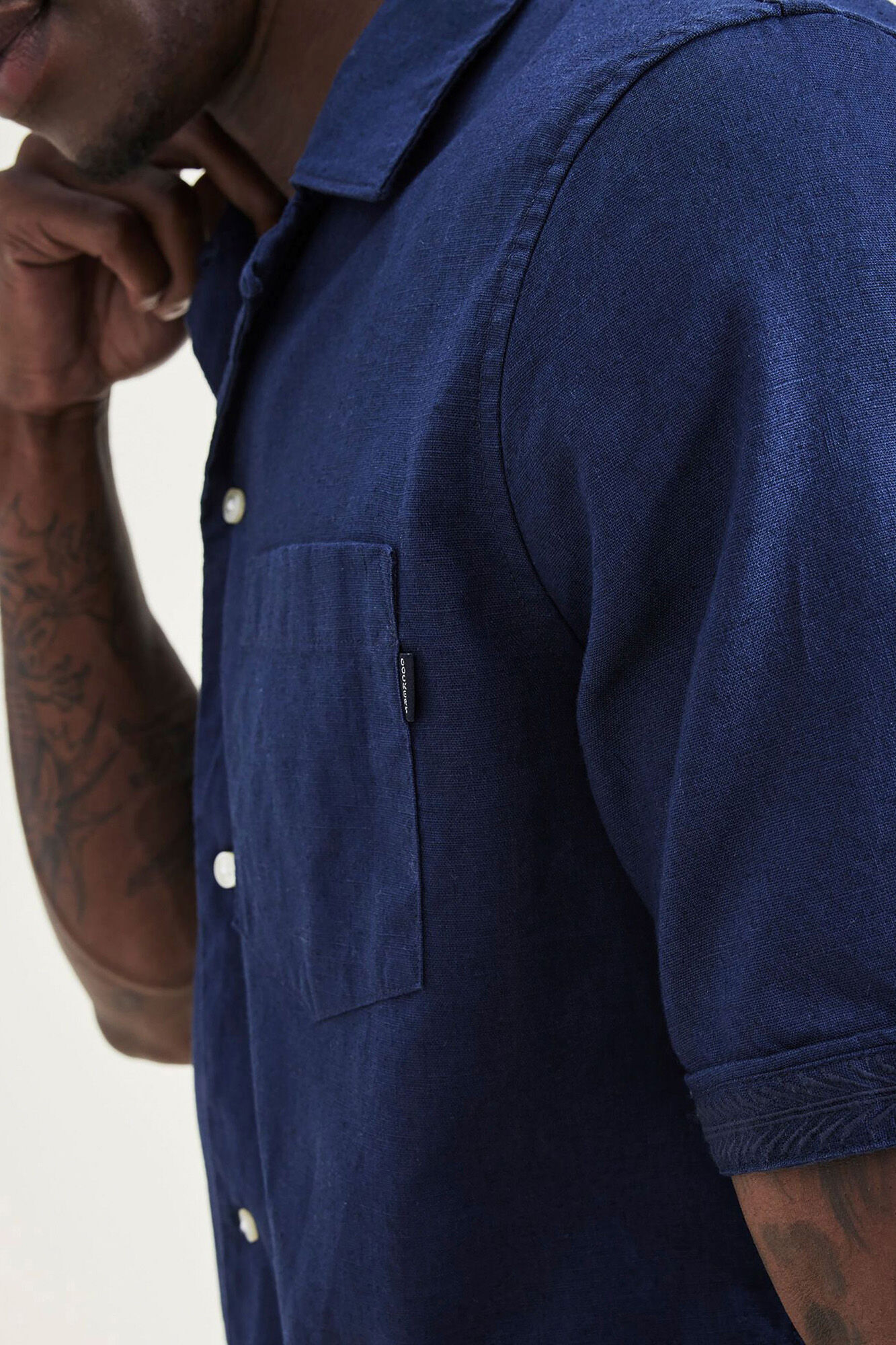 Camisa de gola aberta com modelagem regular - Azul marinho