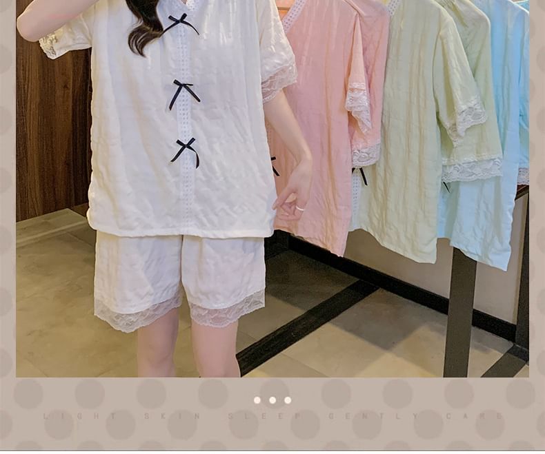 Gecko - Pyjamaset: top met V-hals, korte mouwen en strik, kanten top + korte broek