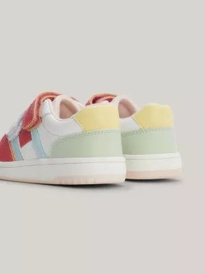 Tênis com fecho de velcro em blocos de cores