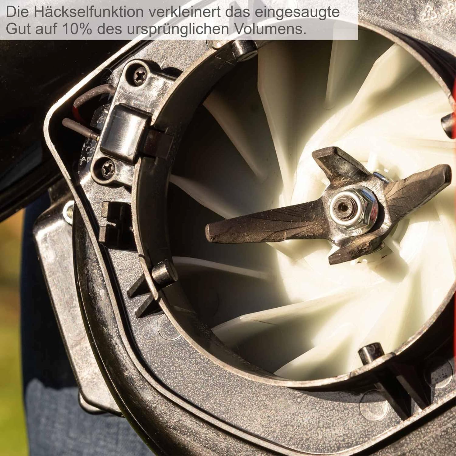 Scheppach Benzin Laubbläser LBH2600P | 1PS | 2-Takt Motor| 268 km/h Luftgeschwindigkeit | 678m³/h Luftstromvolumen | Saug- und Häckselfunktion | Laubsauger 4in1 | inkl. 50L Fangsack, Saug- & Blasrohr