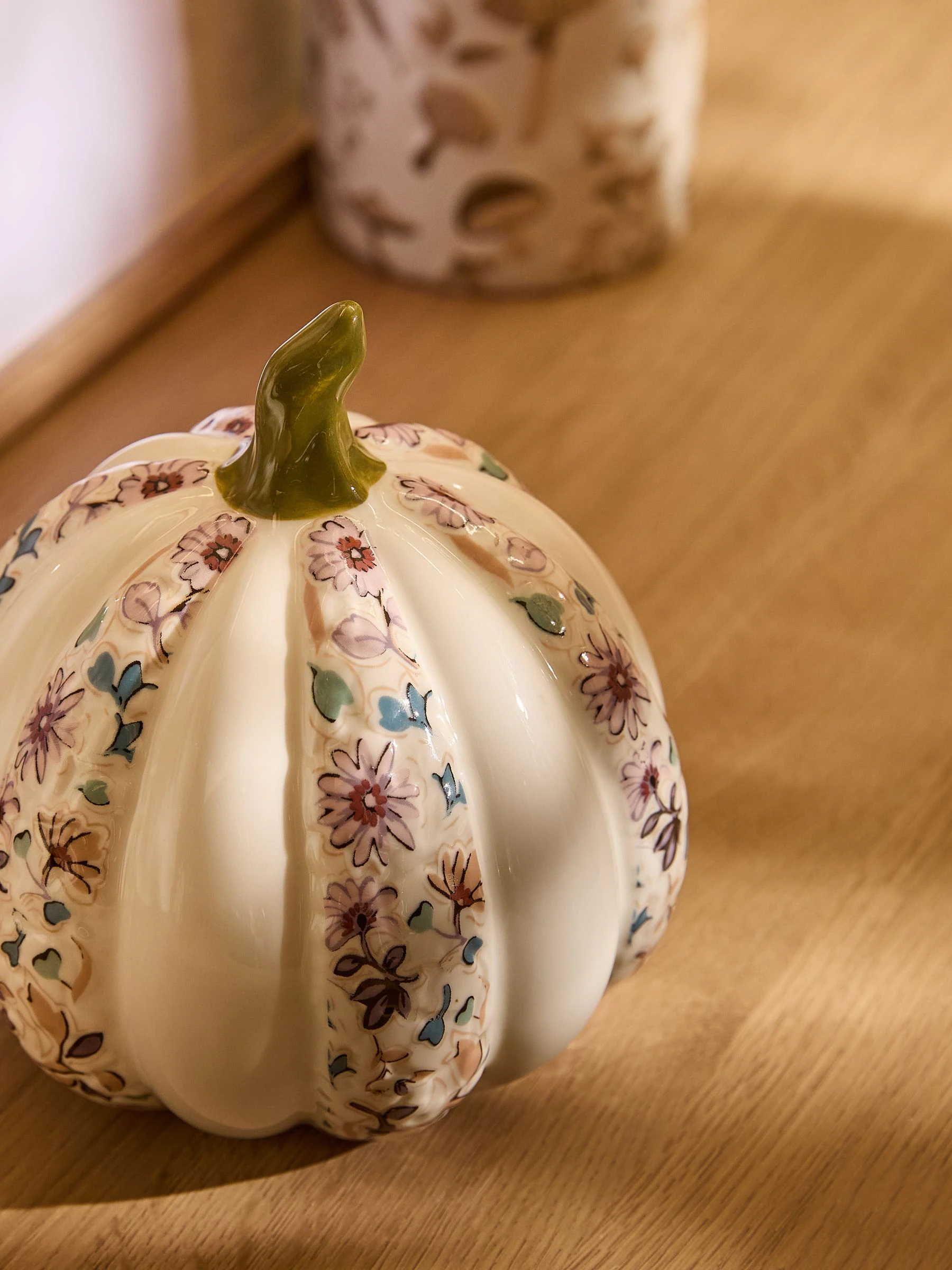 Keramische pompoen met bloemenprint ornament