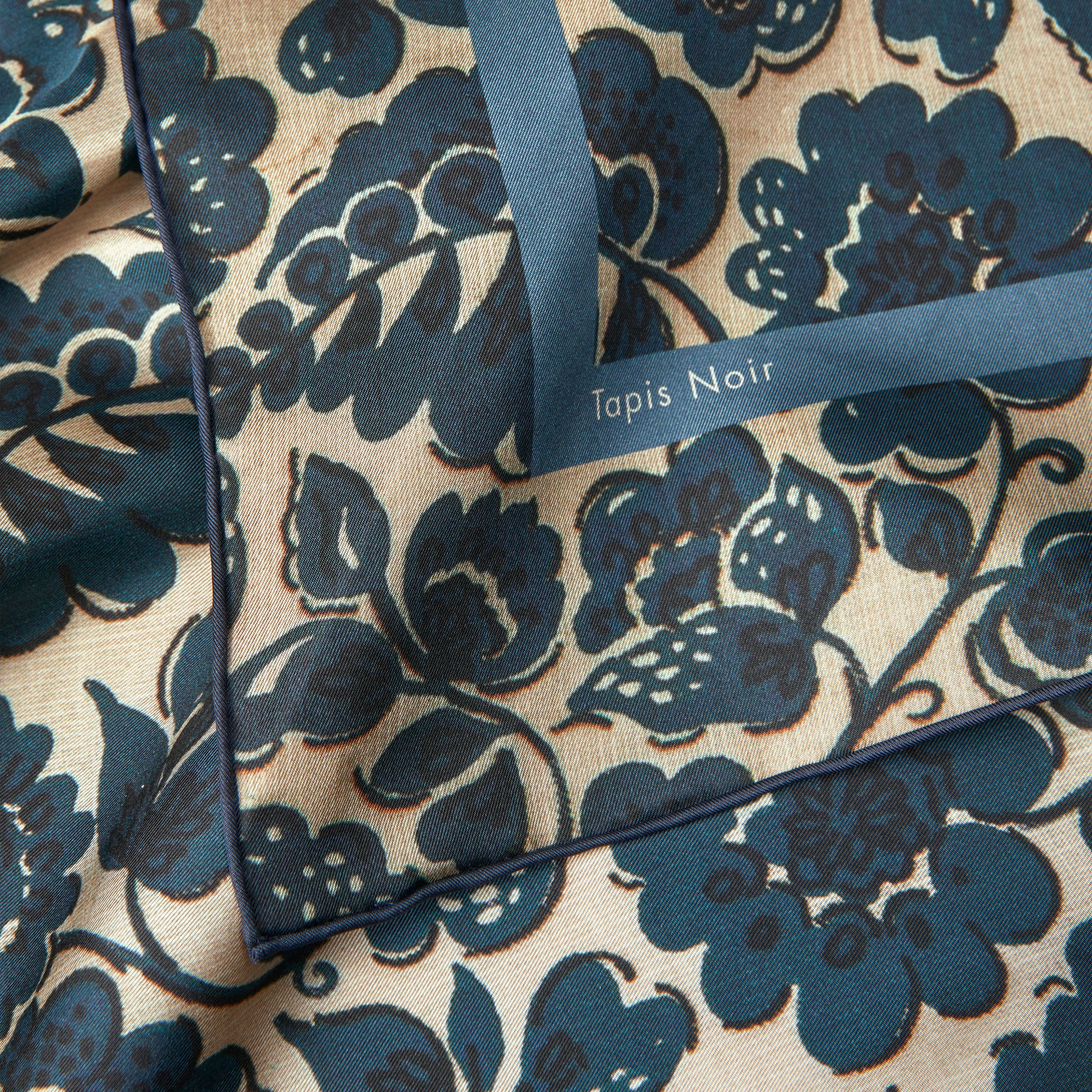 Tapis Noir  Classical Blue Flower silketørklæde - blå