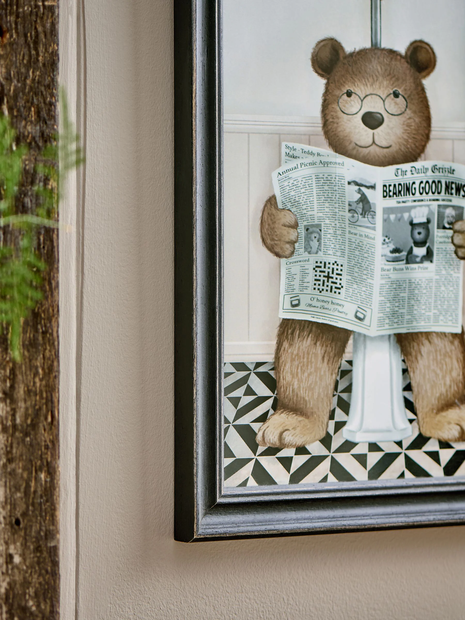 Ingelijste wanddecoratie Bertie Beer op het Toilet