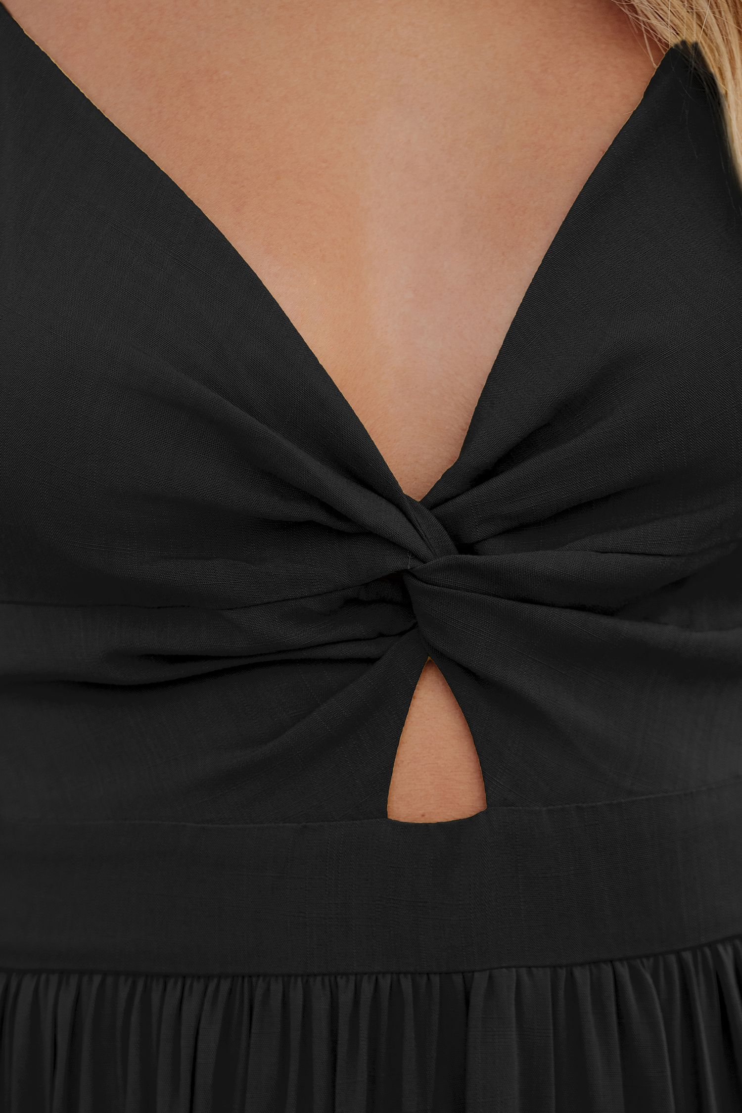 Robe maxi torsadée sur le devant avec trou de serrure noire