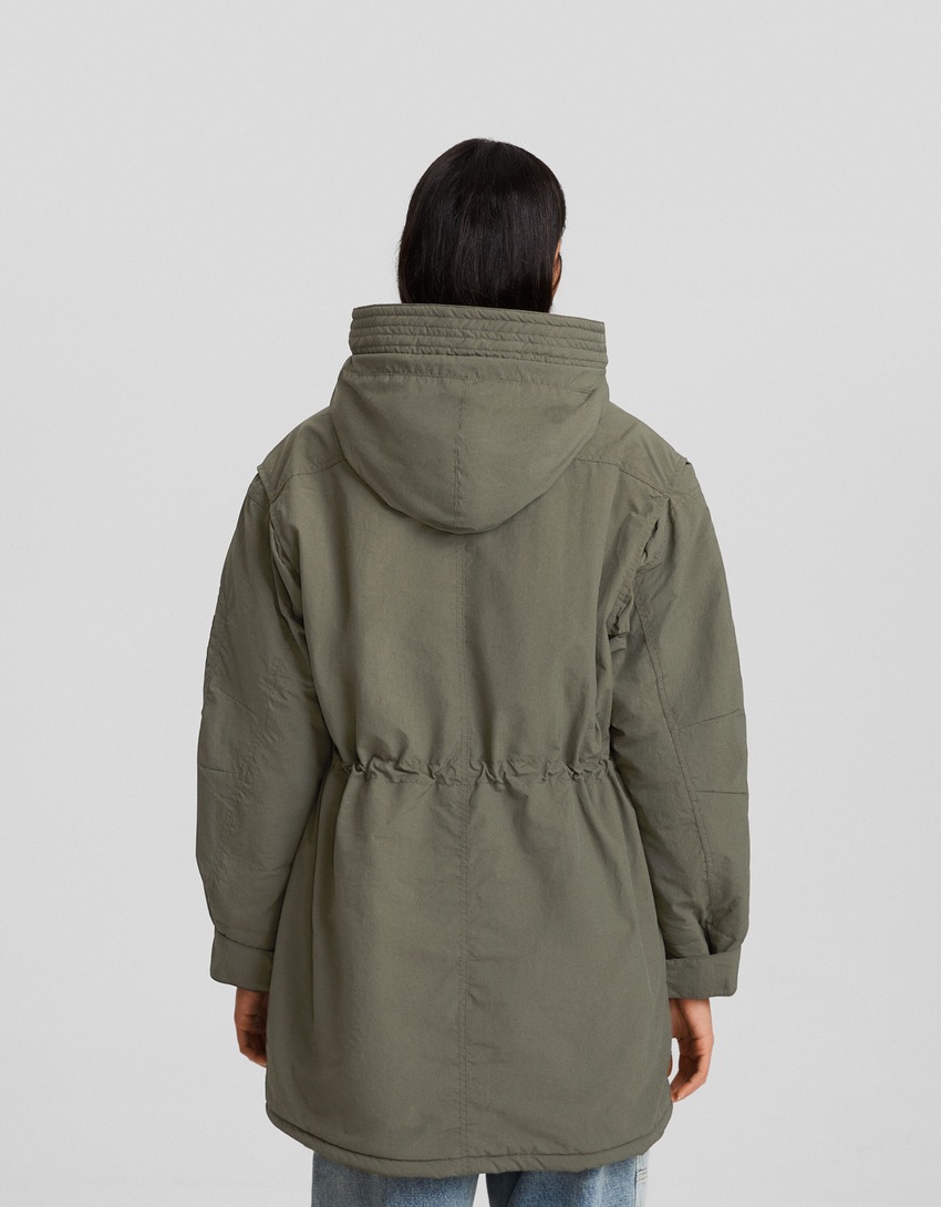Parka comprida de nylon com forro de imitação de pele de carneiro.