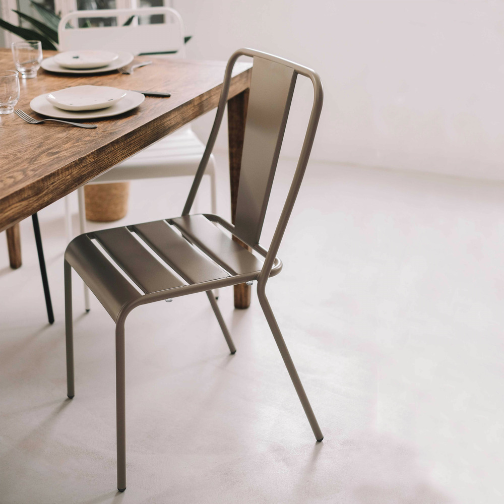 Chaise en métal taupe