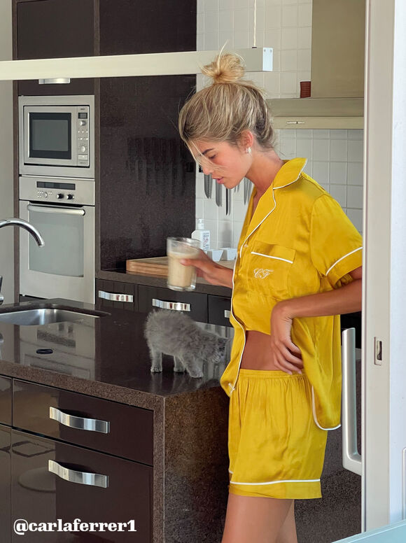 Conjunto de pijama personalizável com máscara para os olhos - Amarelo