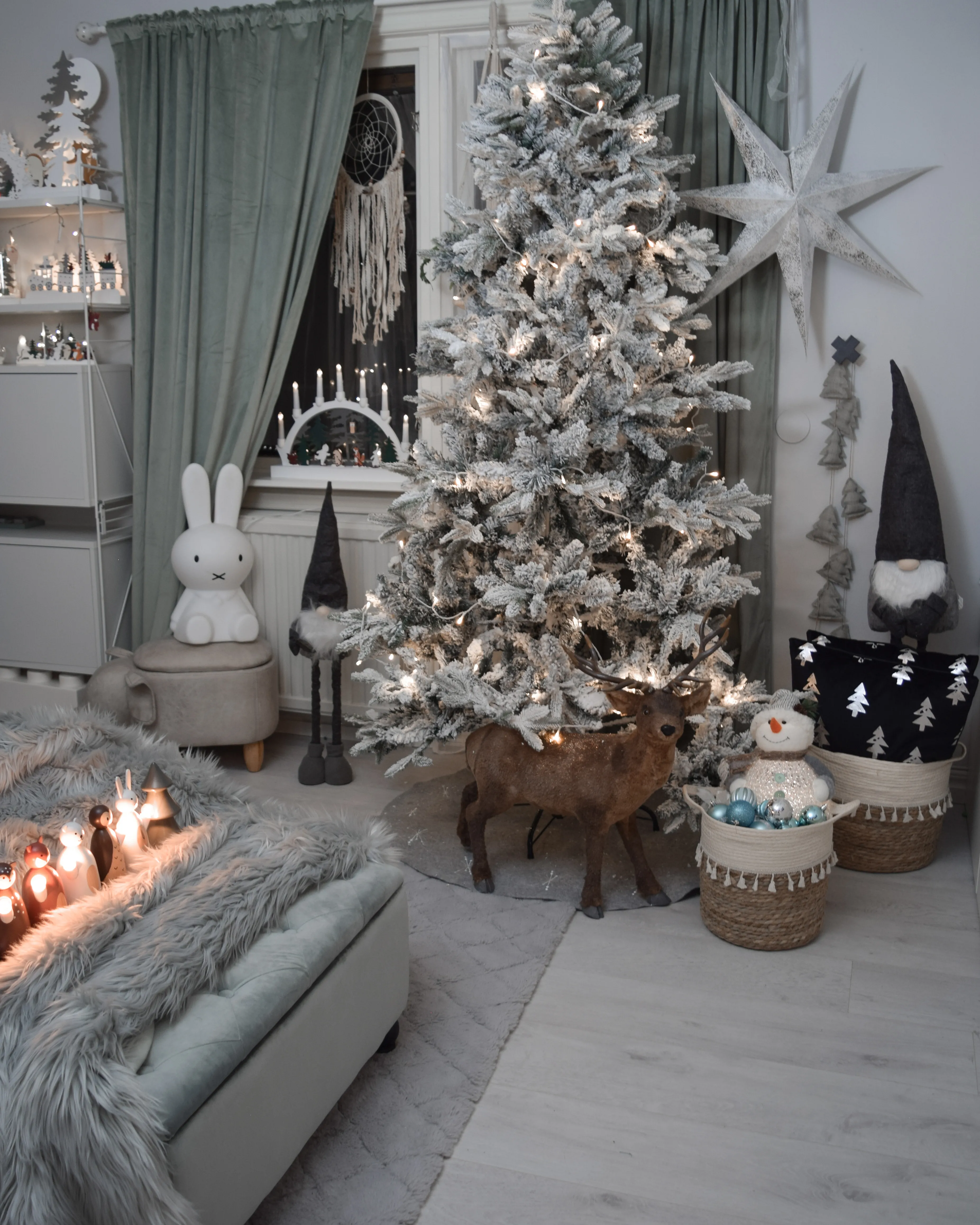 Besneeuwde kunstkerstboom TOMICHI 210 cm Wit