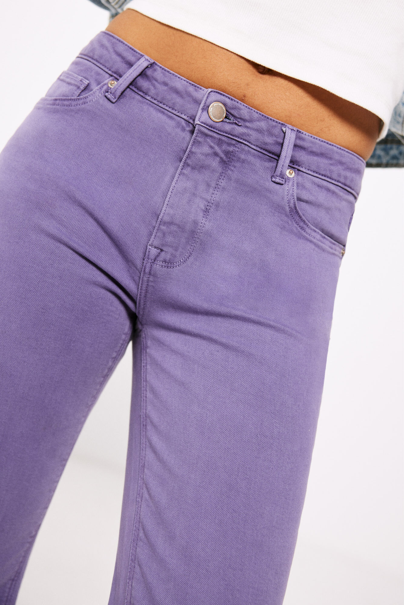 Calça jeans flare com lavagem sustentável