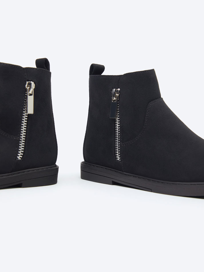 Bota de cano curto com zíper - Preta
