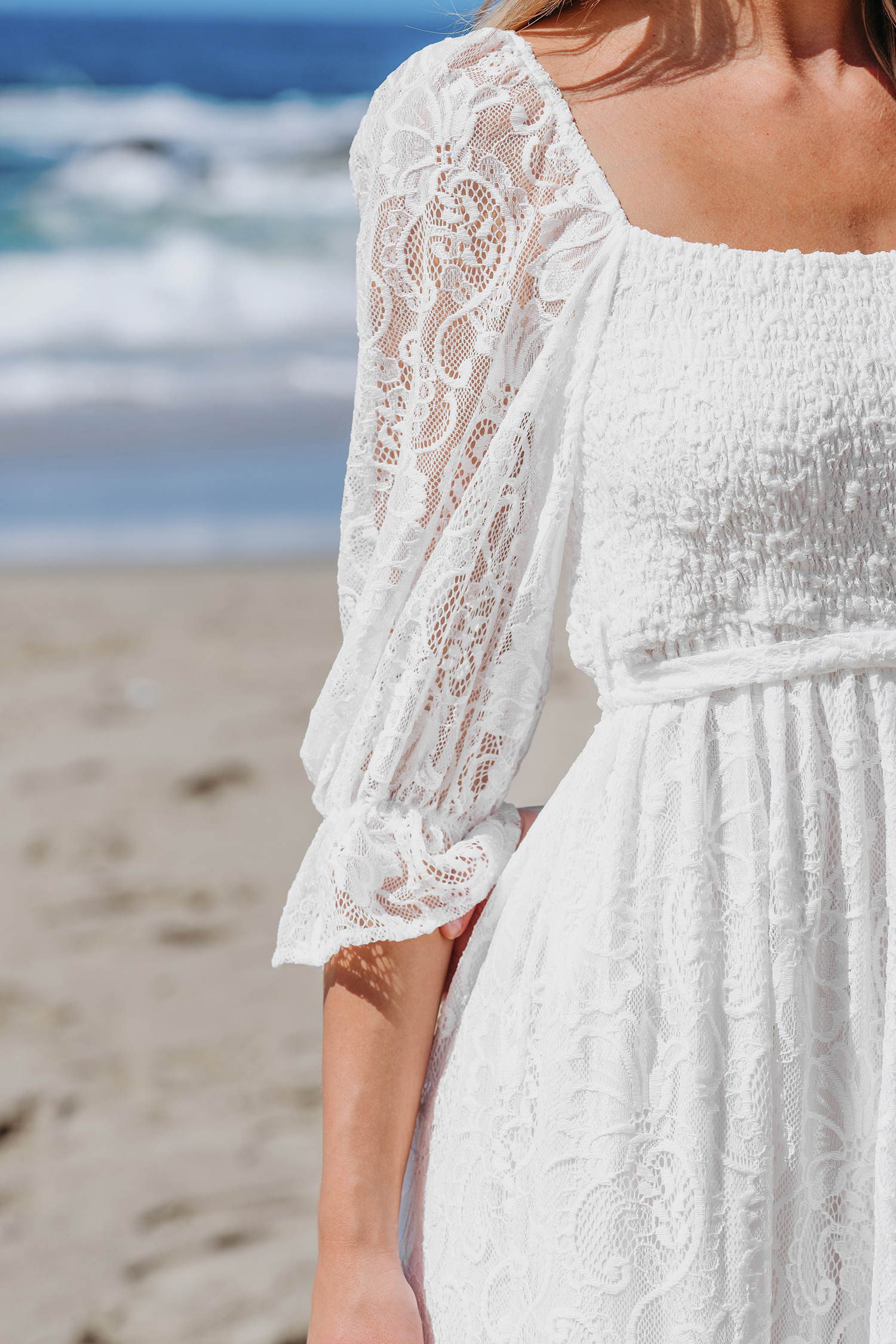 Robe maxi à col carré et manches de poète en dentelle blanche