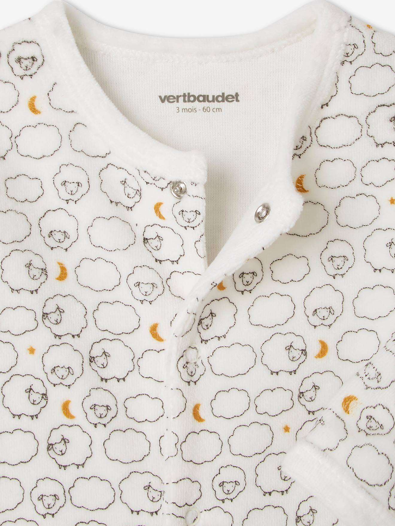 Conjunto para recém-nascido com 6 peças e sua mala leve branca estampada.