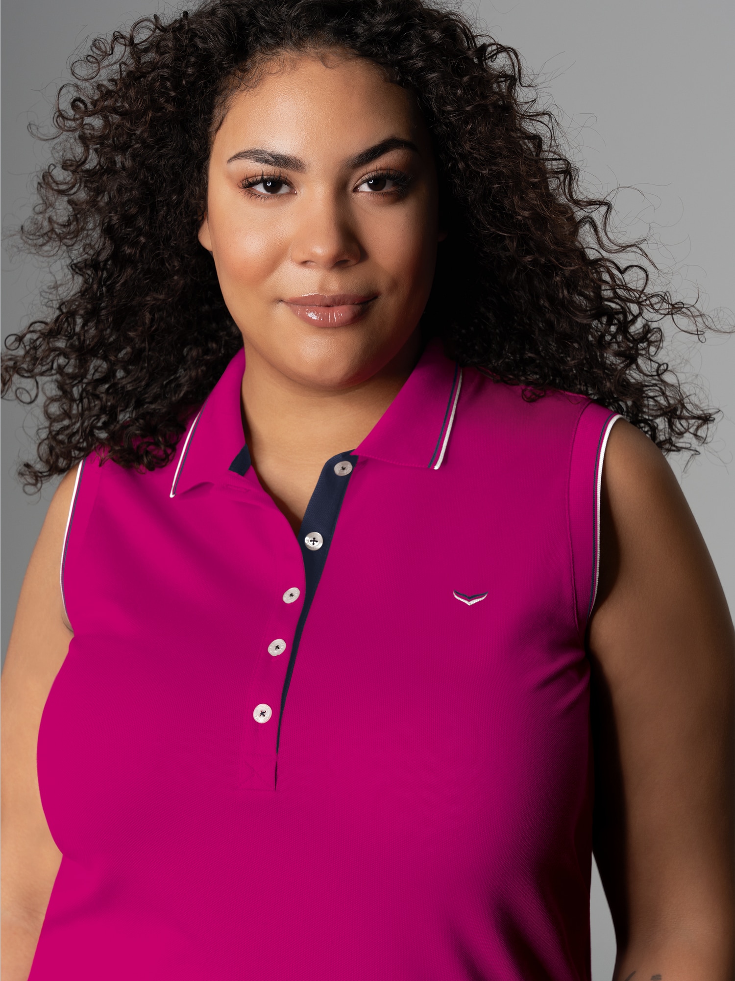 Ärmelloses Poloshirt mit kontrastfarbigen AkzentenMagenta