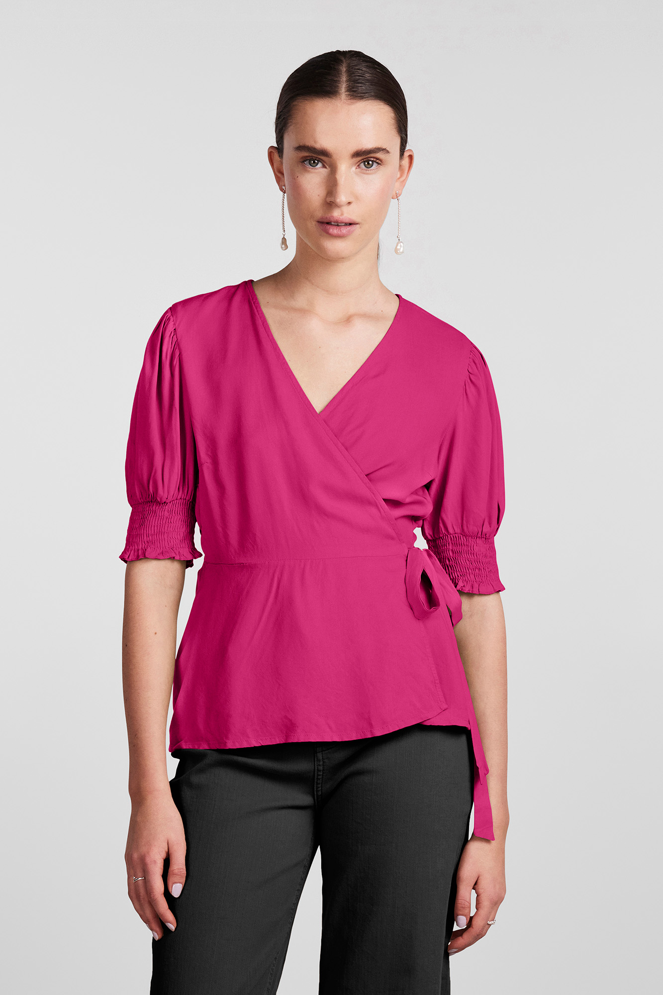 Camiseta com decote cruzado.